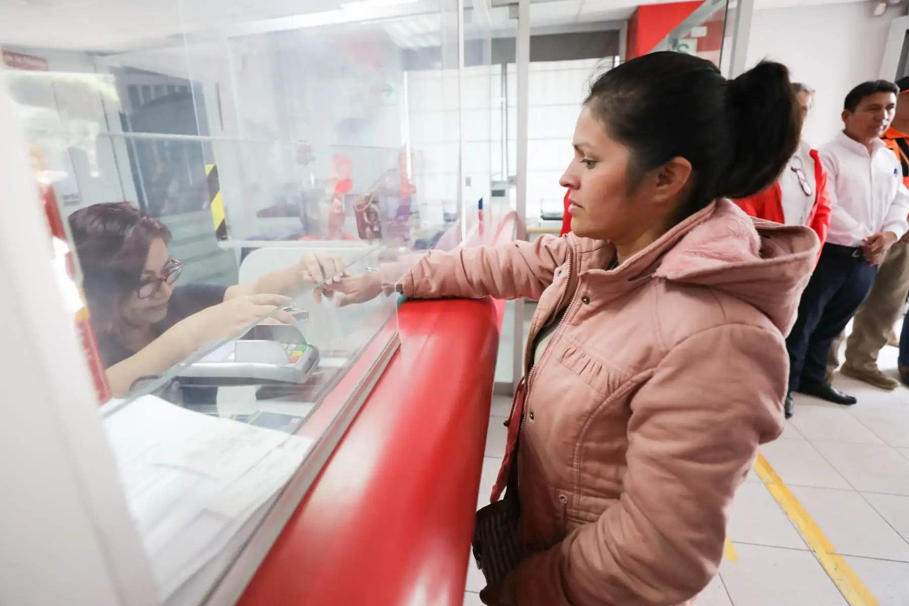 La ministra de Vivienda, Construcción y Saneamiento, Hania Pérez de Cuéllar, se trasladó a la provincia de Huancabamba, donde entregó el Bono 500 a damnificados que perdieron sus casas y llevó ayuda humanitaria a poblaciones afectadas por las intensas lluvias.Acompañada del director de Respuesta del Instituto Nacional de Defensa Civil, César Sierra, la titular del MVCS llegó a la localidad piurana a bordo de un helicóptero de la Fuerza Aérea del Perú, en el que se transportó 600 kg de alimentos.
 Foto: ANDINA/MVCS