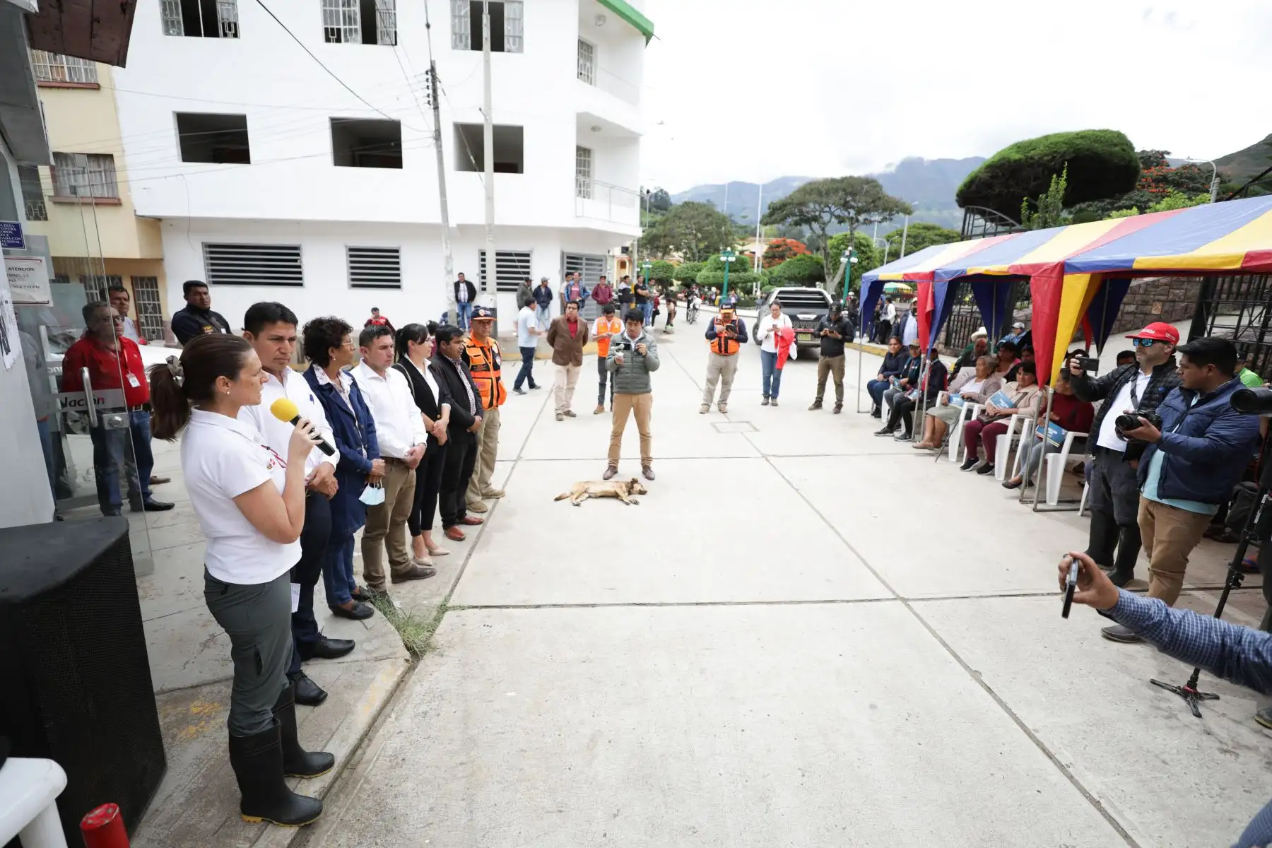 La ministra de Vivienda, Construcción y Saneamiento, Hania Pérez de Cuéllar, se trasladó a la provincia de Huancabamba, donde entregó el Bono 500 a damnificados que perdieron sus casas y llevó ayuda humanitaria a poblaciones afectadas por las intensas lluvias.Acompañada del director de Respuesta del Instituto Nacional de Defensa Civil, César Sierra, la titular del MVCS llegó a la localidad piurana a bordo de un helicóptero de la Fuerza Aérea del Perú, en el que se transportó 600 kg de alimentos.
 Foto: ANDINA/MVCS