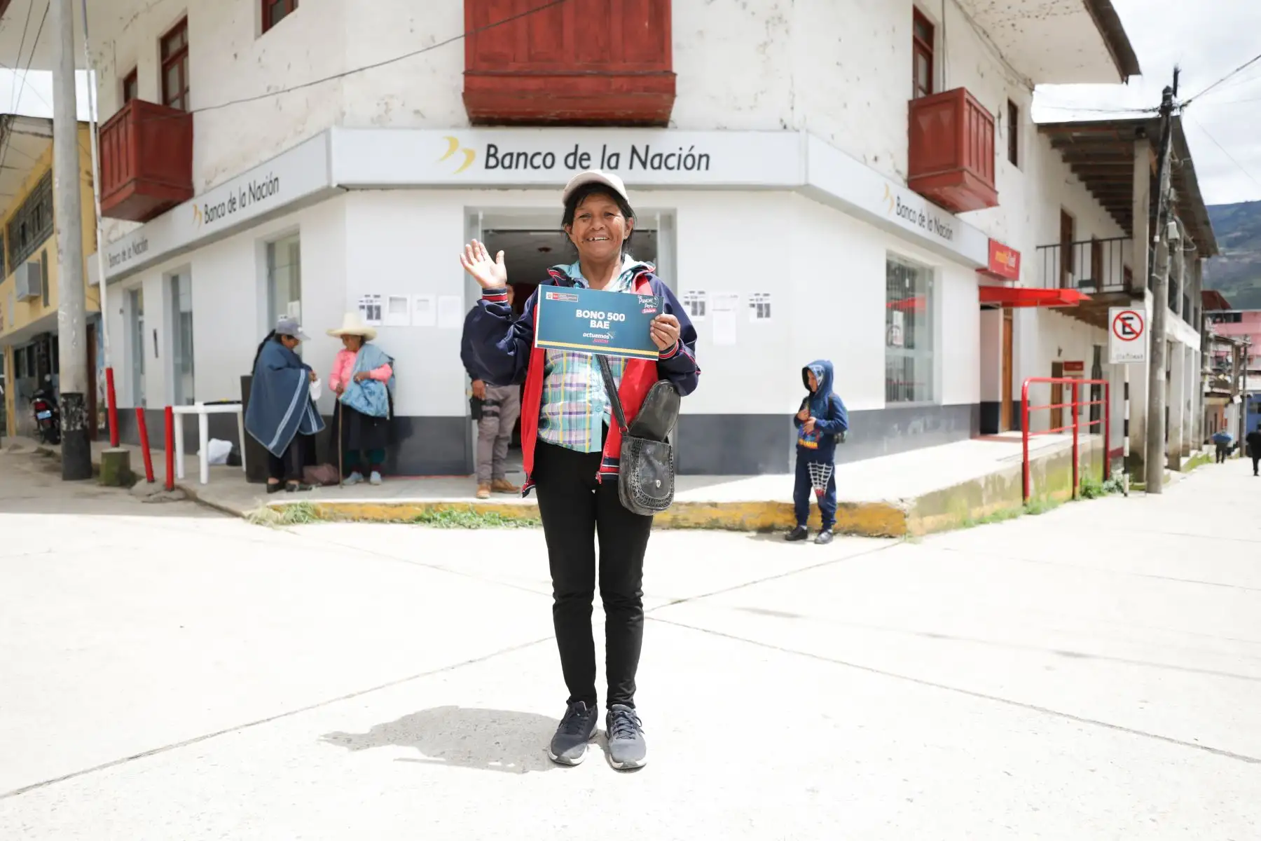 La ministra de Vivienda, Construcción y Saneamiento, Hania Pérez de Cuéllar, se trasladó a la provincia de Huancabamba, donde entregó el Bono 500 a damnificados que perdieron sus casas y llevó ayuda humanitaria a poblaciones afectadas por las intensas lluvias.Acompañada del director de Respuesta del Instituto Nacional de Defensa Civil, César Sierra, la titular del MVCS llegó a la localidad piurana a bordo de un helicóptero de la Fuerza Aérea del Perú, en el que se transportó 600 kg de alimentos.
 Foto: ANDINA/MVCS