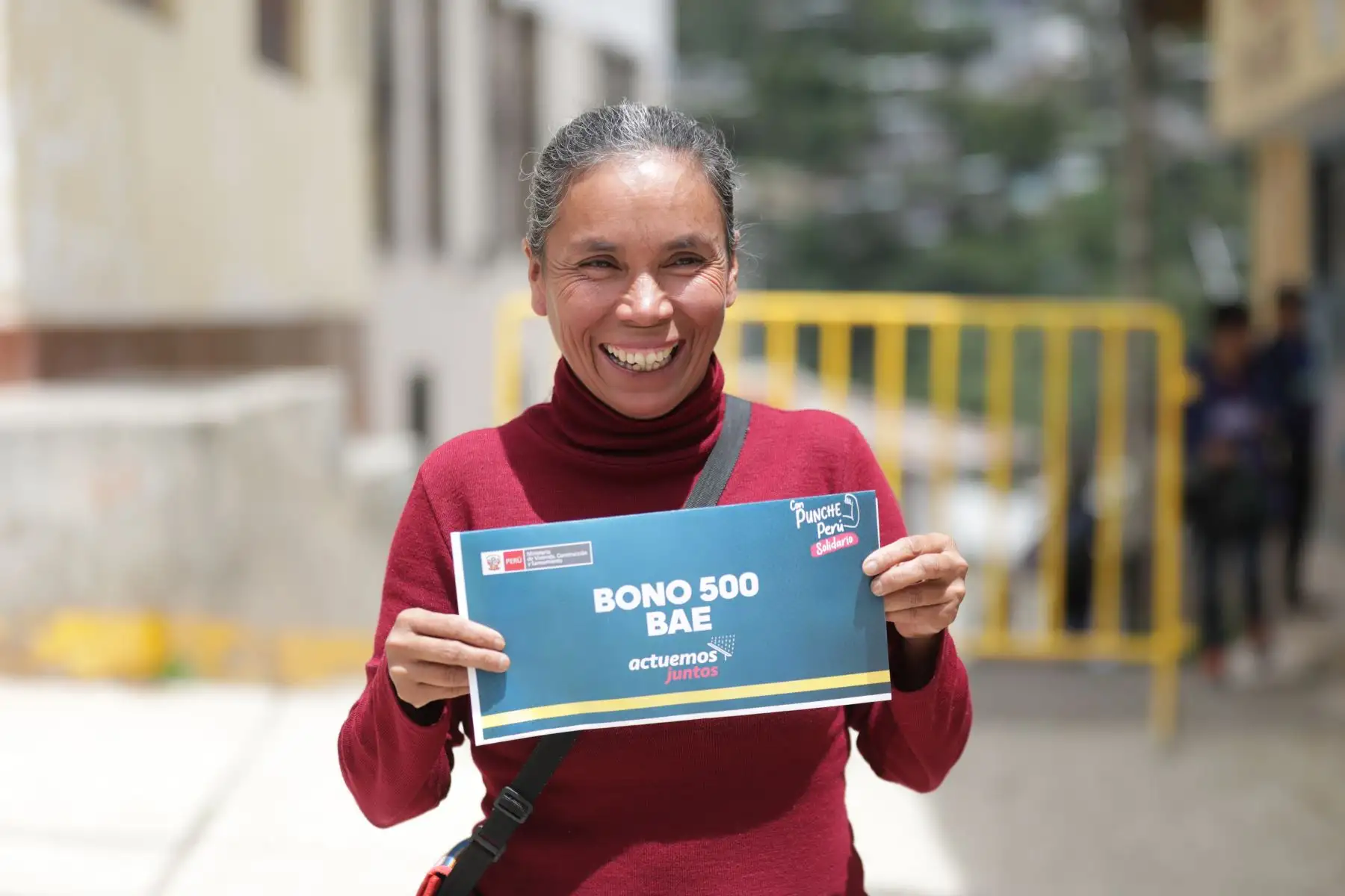 La ministra de Vivienda, Construcción y Saneamiento, Hania Pérez de Cuéllar, se trasladó a la provincia de Huancabamba, donde entregó el Bono 500 a damnificados que perdieron sus casas y llevó ayuda humanitaria a poblaciones afectadas por las intensas lluvias.Acompañada del director de Respuesta del Instituto Nacional de Defensa Civil, César Sierra, la titular del MVCS llegó a la localidad piurana a bordo de un helicóptero de la Fuerza Aérea del Perú, en el que se transportó 600 kg de alimentos.
 Foto: ANDINA/MVCS
