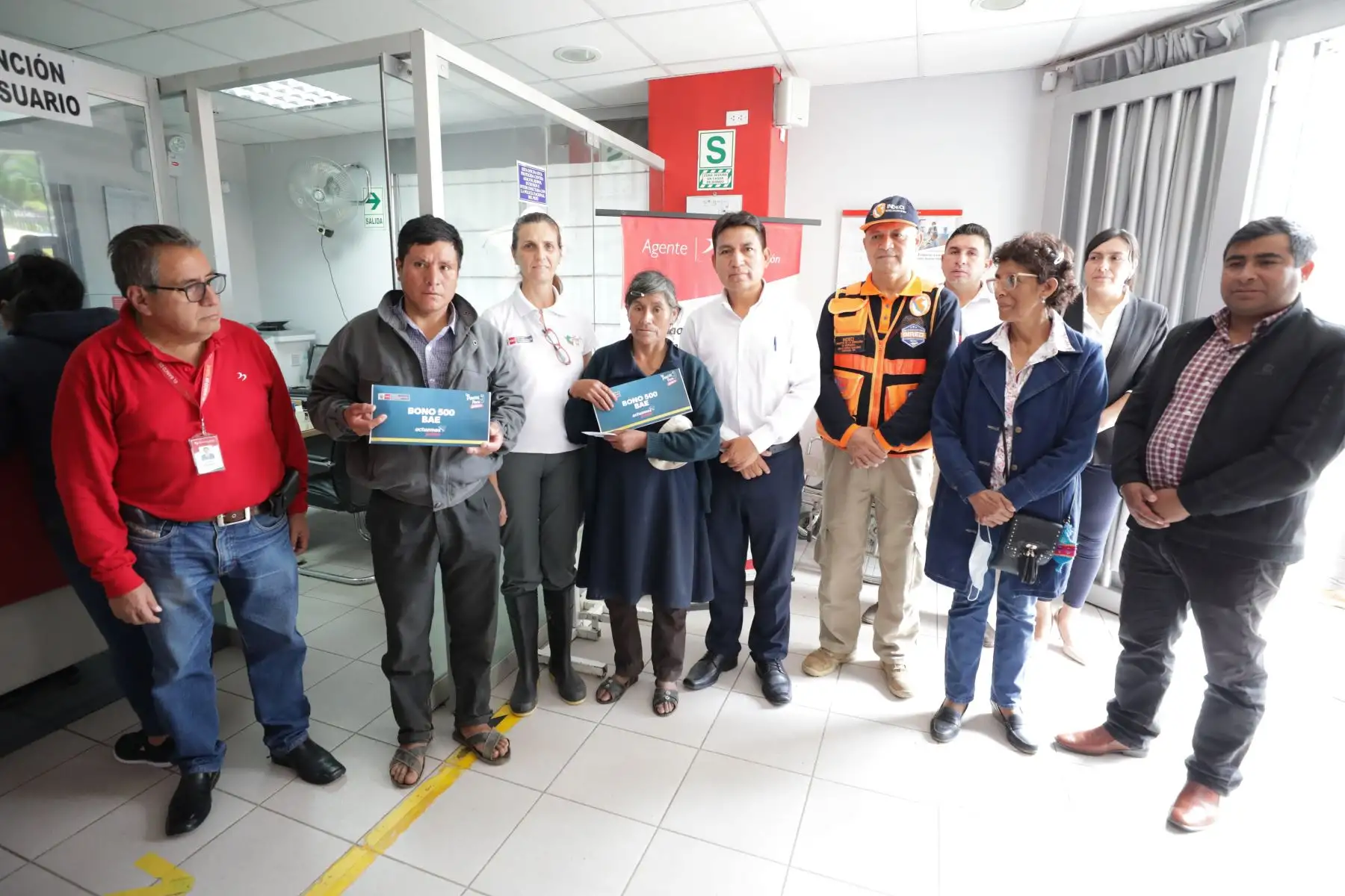 La ministra de Vivienda, Construcción y Saneamiento, Hania Pérez de Cuéllar, se trasladó a la provincia de Huancabamba, donde entregó el Bono 500 a damnificados que perdieron sus casas y llevó ayuda humanitaria a poblaciones afectadas por las intensas lluvias.Acompañada del director de Respuesta del Instituto Nacional de Defensa Civil, César Sierra, la titular del MVCS llegó a la localidad piurana a bordo de un helicóptero de la Fuerza Aérea del Perú, en el que se transportó 600 kg de alimentos.
 Foto: ANDINA/MVCS