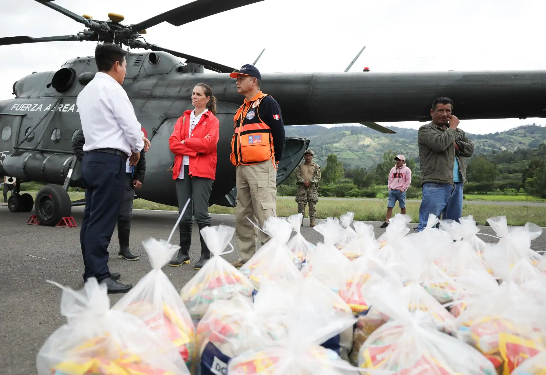 La ministra de Vivienda, Construcción y Saneamiento, Hania Pérez de Cuéllar, se trasladó a la provincia de Huancabamba, donde entregó el Bono 500 a damnificados que perdieron sus casas y llevó ayuda humanitaria a poblaciones afectadas por las intensas lluvias.Acompañada del director de Respuesta del Instituto Nacional de Defensa Civil, César Sierra, la titular del MVCS llegó a la localidad piurana a bordo de un helicóptero de la Fuerza Aérea del Perú, en el que se transportó 600 kg de alimentos.
 Foto: ANDINA/MVCS
