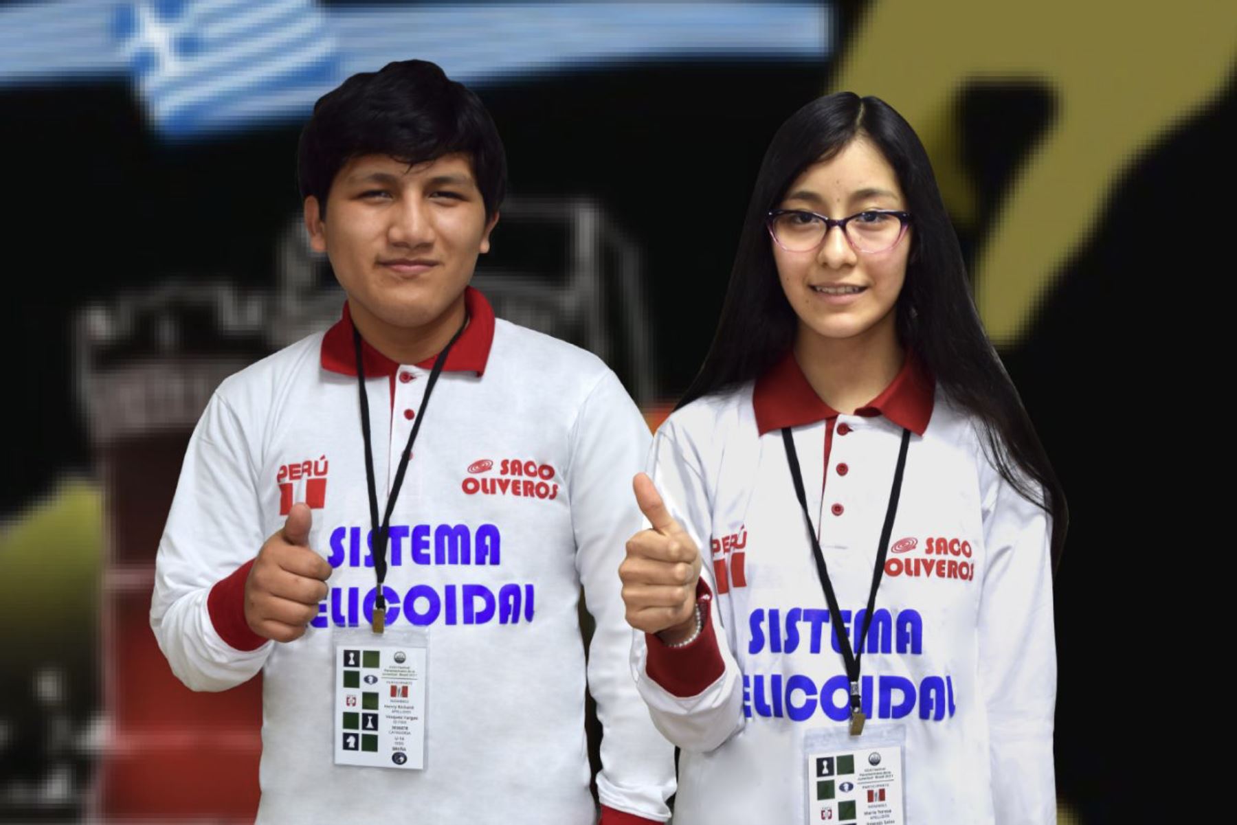 Henry Vásquez y María Jiménez son estudiantes del Colegio Saco Oliveros y destacaron en las categorías sub-17 femenino y absoluto, respectivamente, ubicándose en el cuarto y quinto lugar en el evento, que convocó a los mejores exponentes del ajedrez de 52 países del mundo. ANDINA/ Colegio Saco Oliveros.