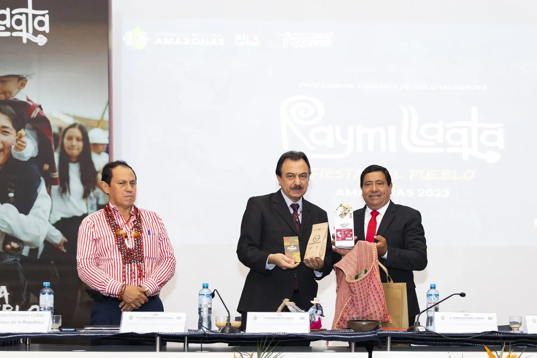 En el evento, contó con la presencia los gobernadores regionales de la Mancomunidad del Amazonas, destacando al Gobernador Regional de Amazonas, Gilmer Horna, el Gobernador Regional de Huánuco, Antonio Pulgar y el presidente ejecutivo de Promperu, Ricardo Limo.
Foto: Promperu