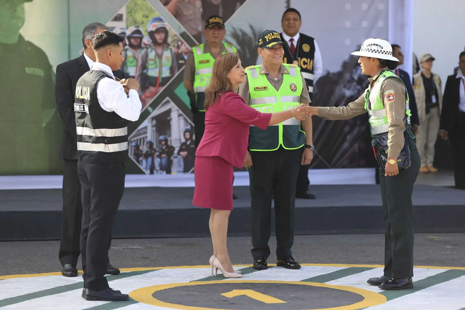 Presidenta Dina Boluarte lideró ceremonia de presentación de 3500 efectivos policiales que se sumarán al reforzamiento de la seguridad ciudadana en Lima. Foto: ANDINA/ Prensa Presidencia