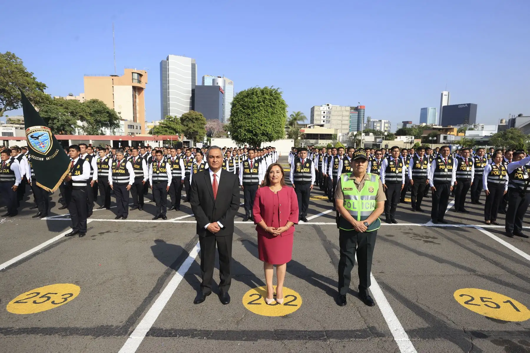 Presidenta Dina Boluarte lideró ceremonia de presentación de 3500 efectivos policiales que se sumarán al reforzamiento de la seguridad ciudadana en Lima. Foto: ANDINA/ Prensa Presidencia