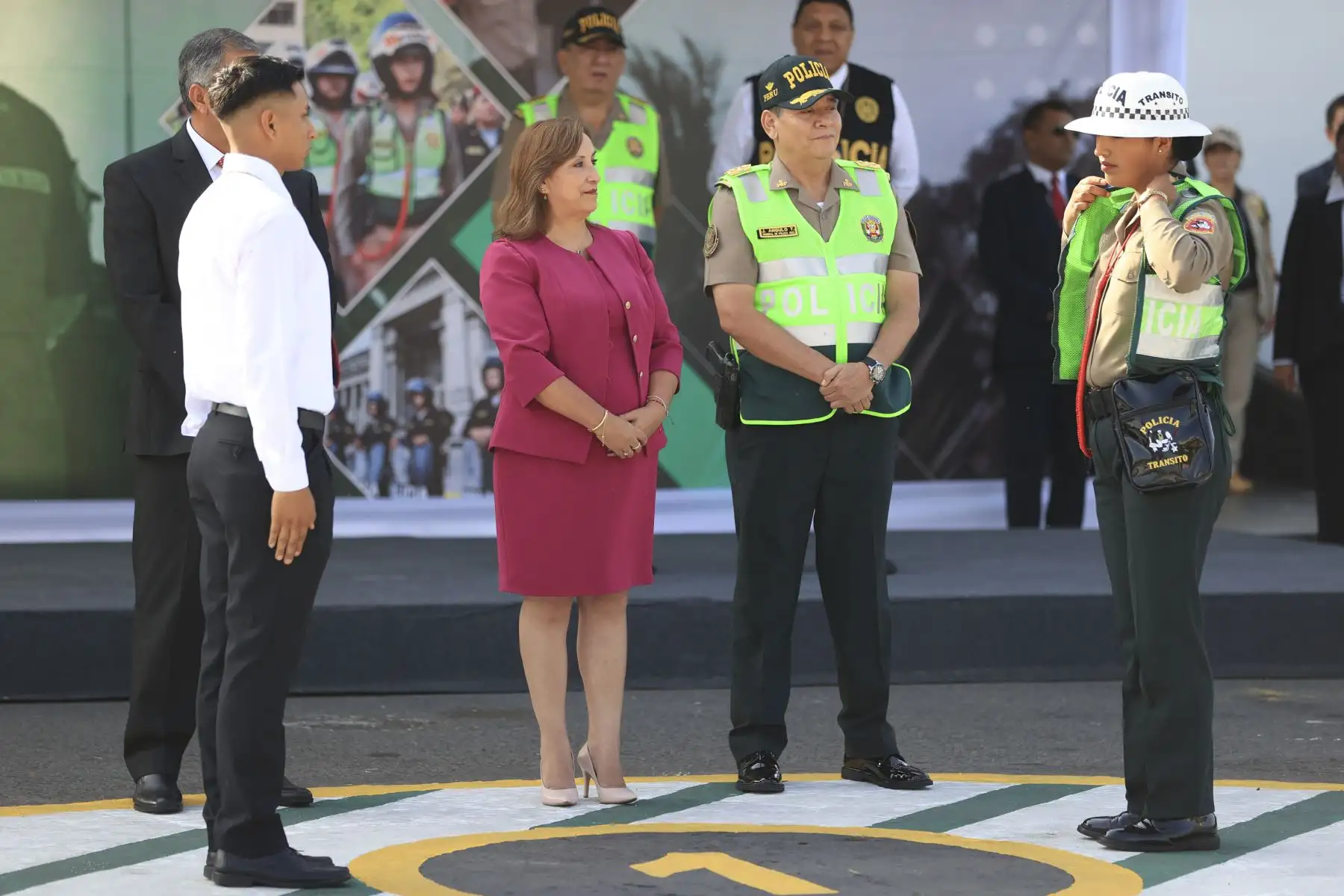 Presidenta Dina Boluarte lideró ceremonia de presentación de 3500 efectivos policiales que se sumarán al reforzamiento de la seguridad ciudadana en Lima. Foto: ANDINA/ Prensa Presidencia