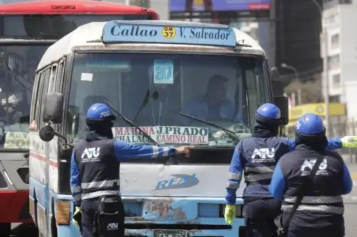 Personal de la ATU en el paradero del corredor Rojo ubicado en la avenida Javier Prado con Basadre en San Isidro, coordina con los choferes de los buses el adecuado servicio al público usuario.

Foto:ANDINA/Juan Carlos Guzmán Negrini