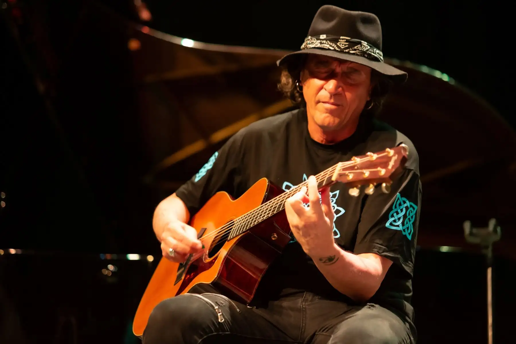 Tres guitarras del músico italiano engalanan el Teatro Pirandello.