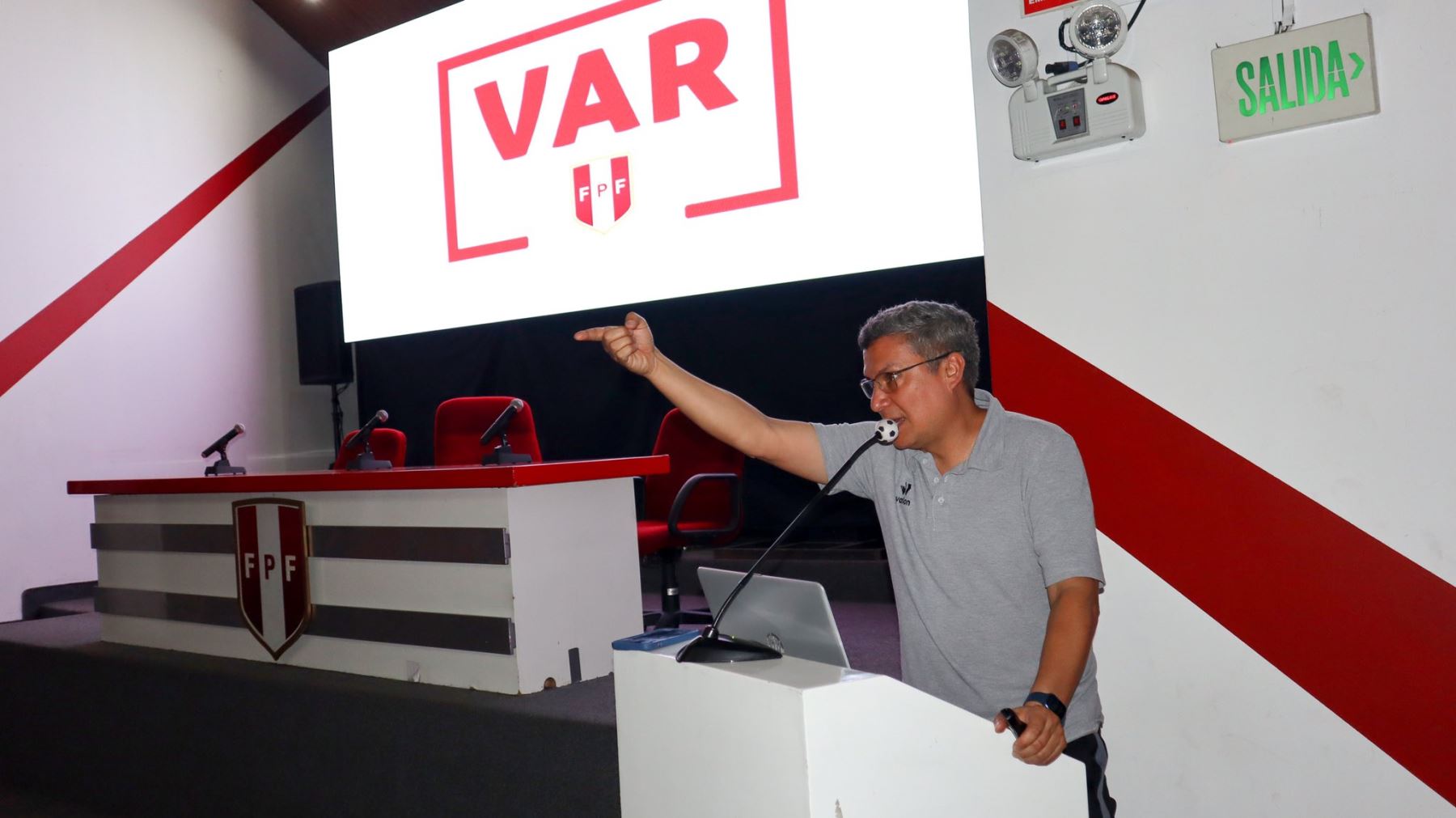 Se inició las reuniones para implementar el videoarbitraje en el fútbol peruano