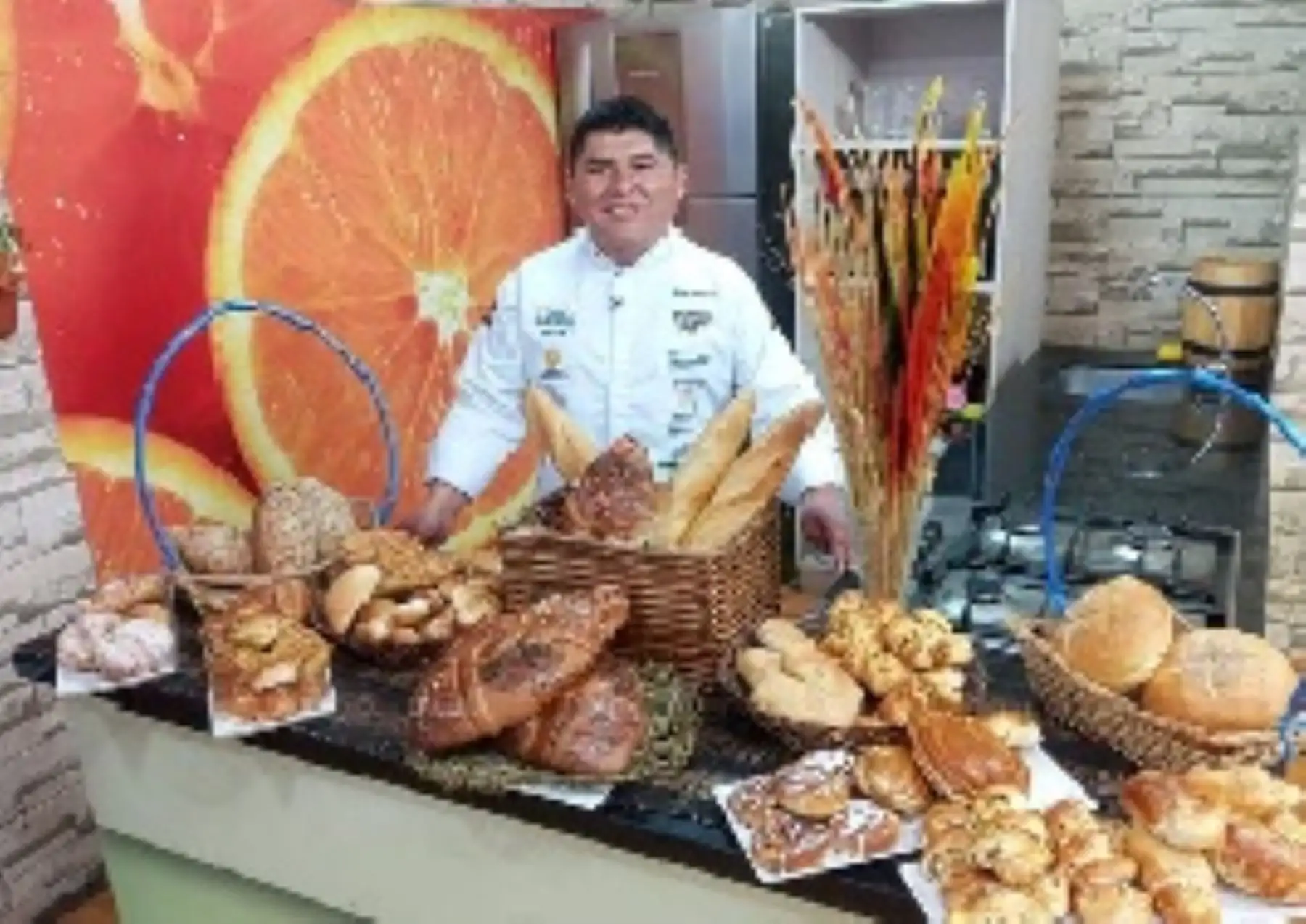 Durante el I Festival del Pan de Chapi se entregaron gratuitamente 3,000 piezas de pan de Chapi a las personas que acudieron a la plaza de Armas de Arequipa. Foto: ANDINA/difusión.