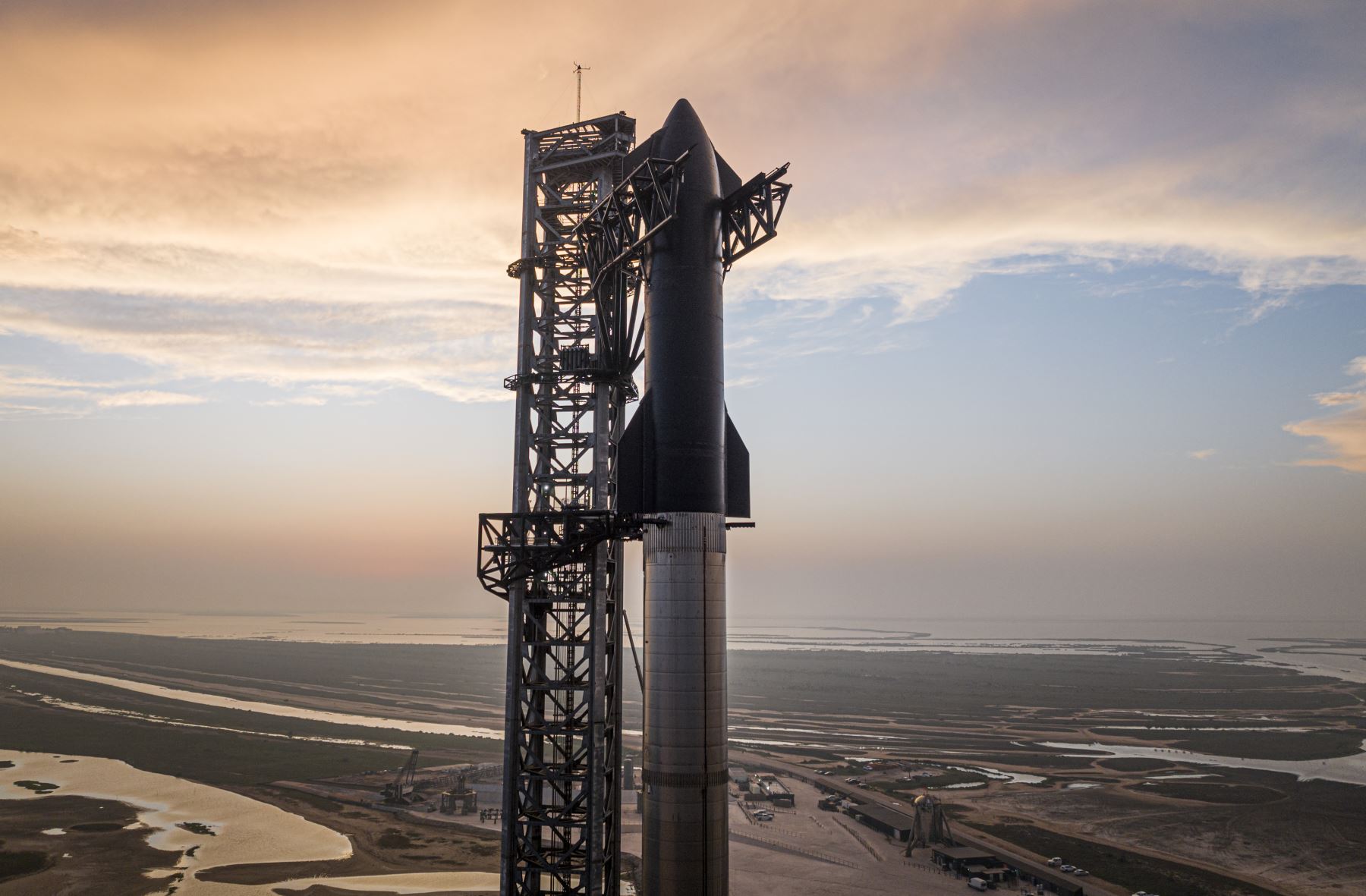 Fotografía cedida hoy por SpaceX, donde se muestra un detalle de su cohete Starship en la base de la empresa en Boca Chica, Texas (EE. UU.). Foto: EFE