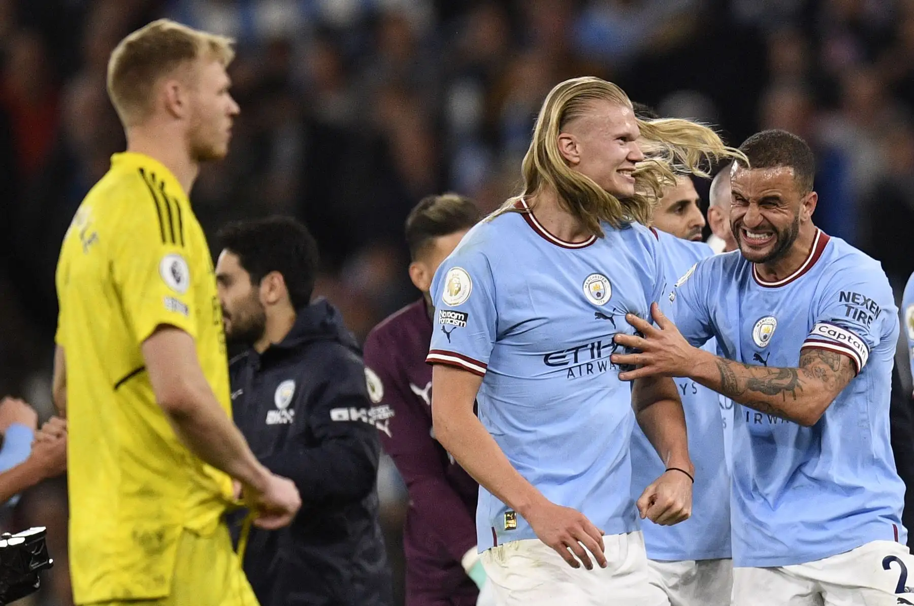 El portero inglés del Arsenal, Aaron Ramsdale, reacciona mientras el defensor inglés del Manchester City, Kyle Walker, celebra con el delantero noruego del Manchester City, Erling Haaland, después del partido de fútbol de la Premier League inglesa entre el Manchester City y el Arsenal. Foto:ANDINA/AFP