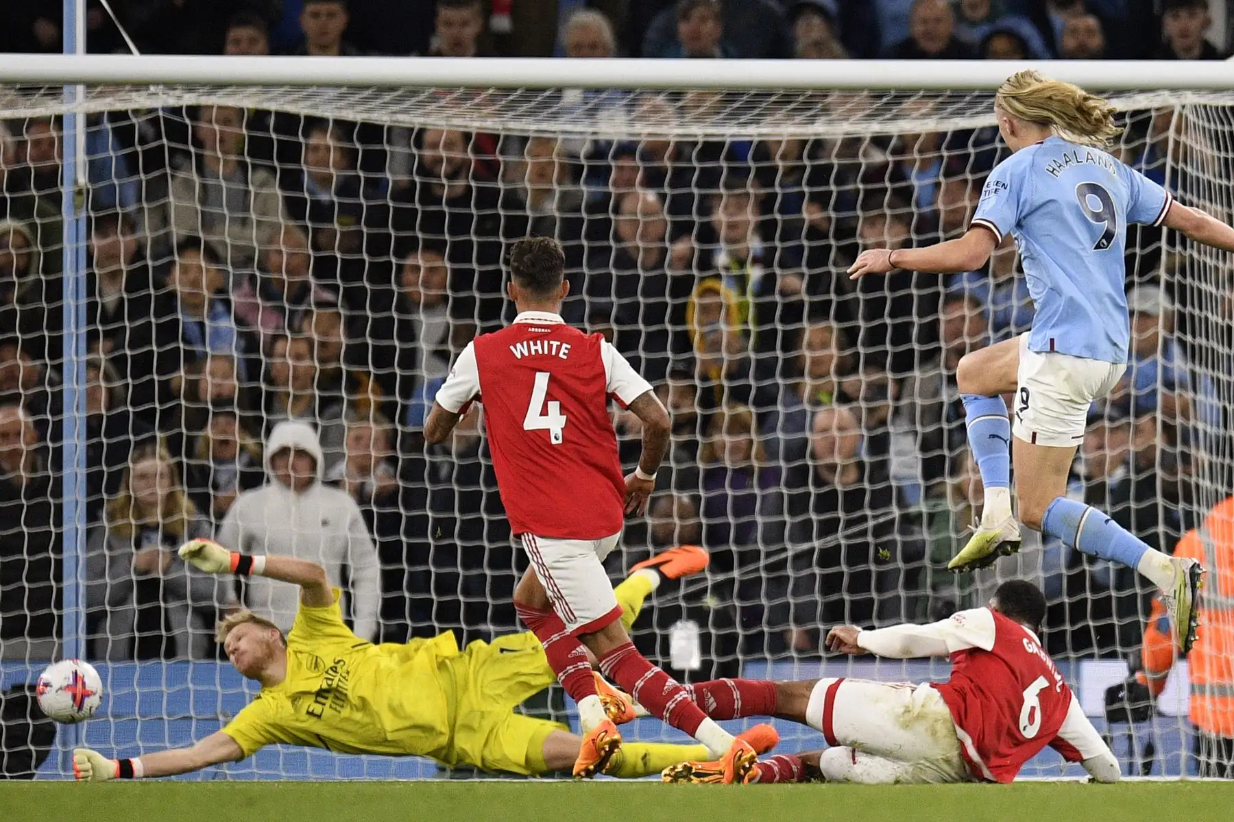 El delantero noruego del Manchester City, Erling Haaland, anota el cuarto gol del equipo durante el partido de fútbol de la Premier League inglesa entre el Manchester City y el Arsenal. Foto: ANDINA/AFP