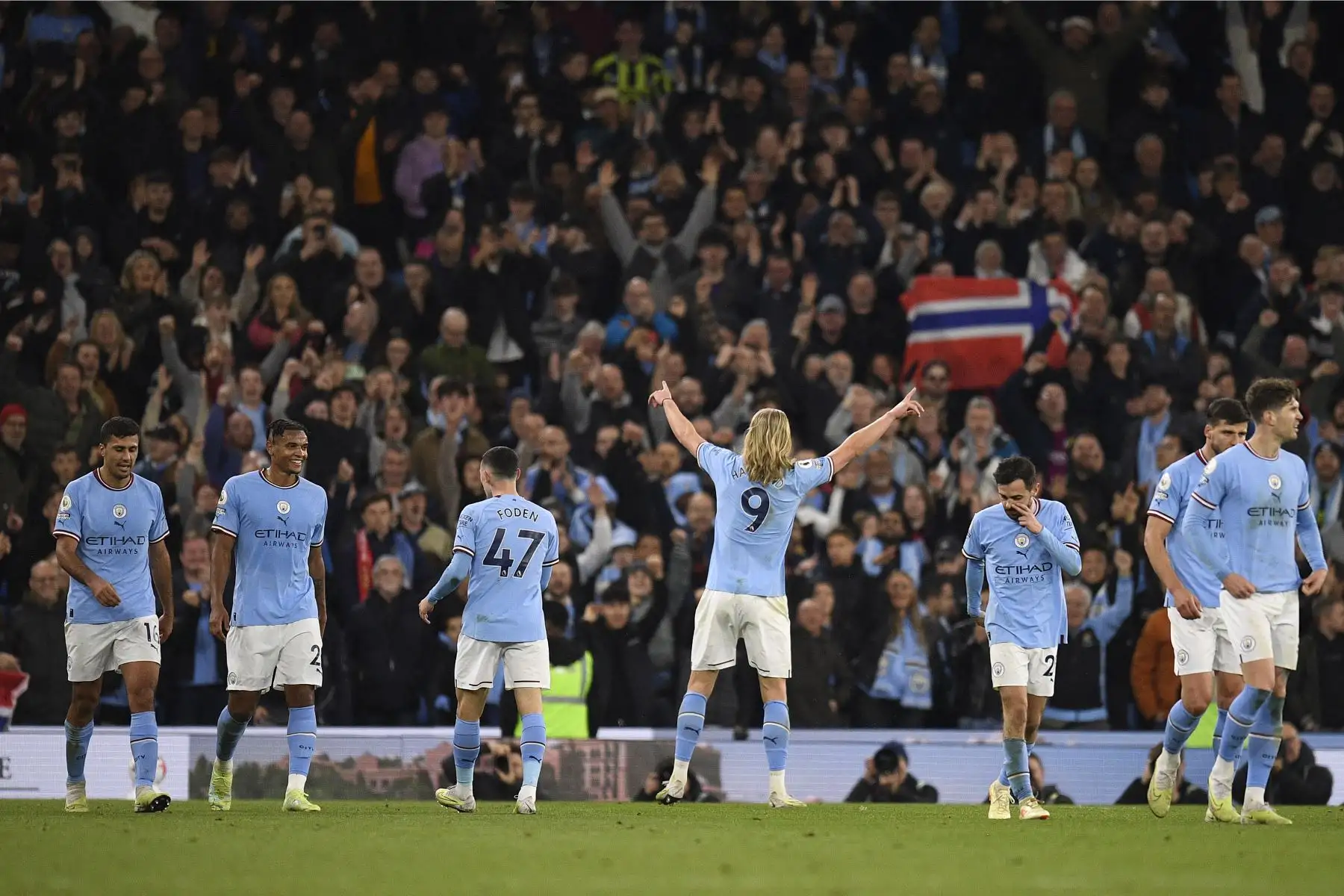 El delantero noruego del Manchester City, Erling Haaland, celebra marcar el cuarto gol del equipo durante el partido de fútbol de la Premier League inglesa entre el Manchester City y el Arsenal. Foto:ANDINA/ AFP