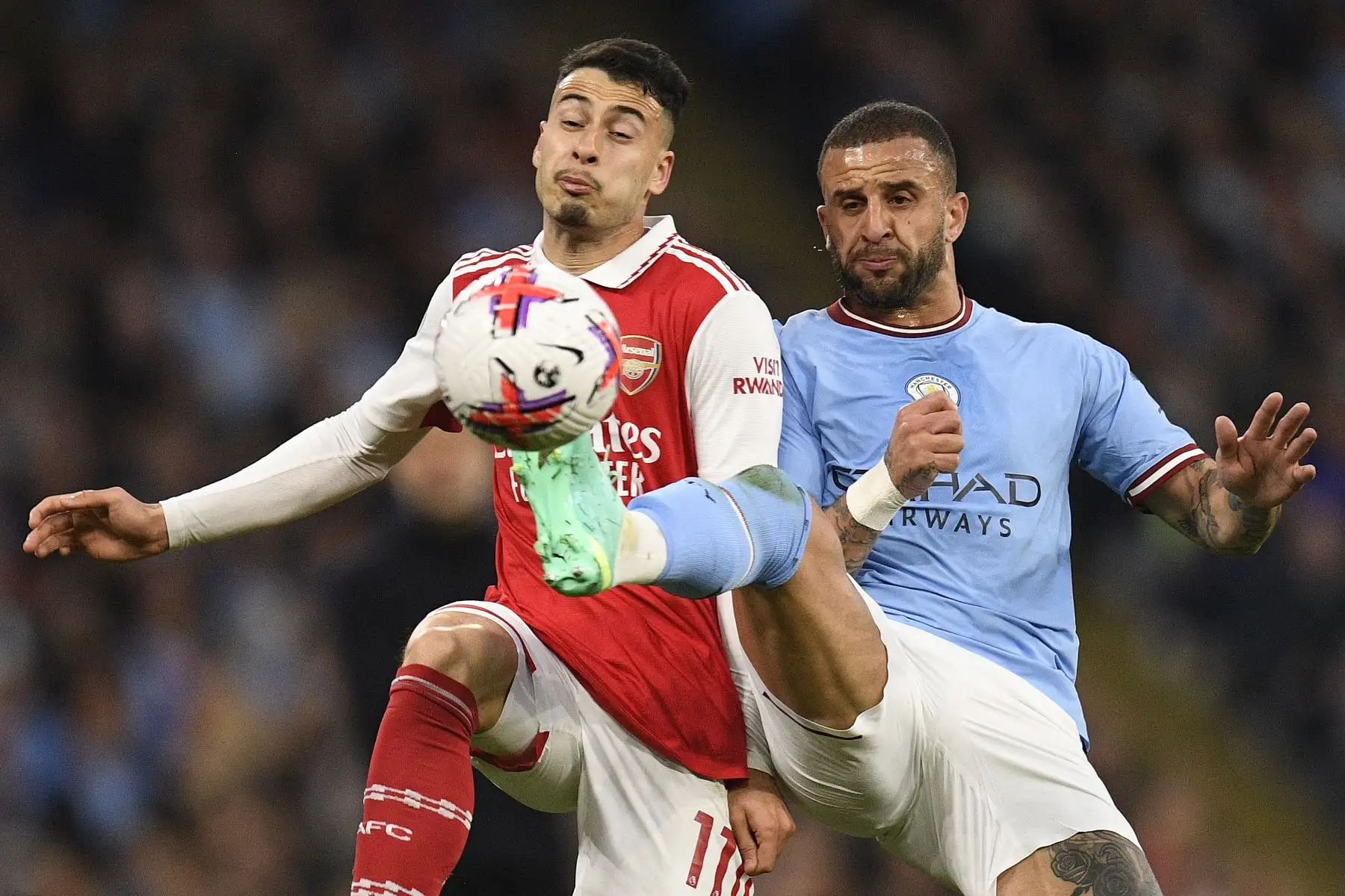 El defensor inglés del Manchester City, Kyle Walker, compite con el centrocampista brasileño del Arsenal, Gabriel Martinelli, durante el partido de fútbol de la Premier League inglesa entre el Manchester City y el Arsenal. Foto: ANDINA/ AFP