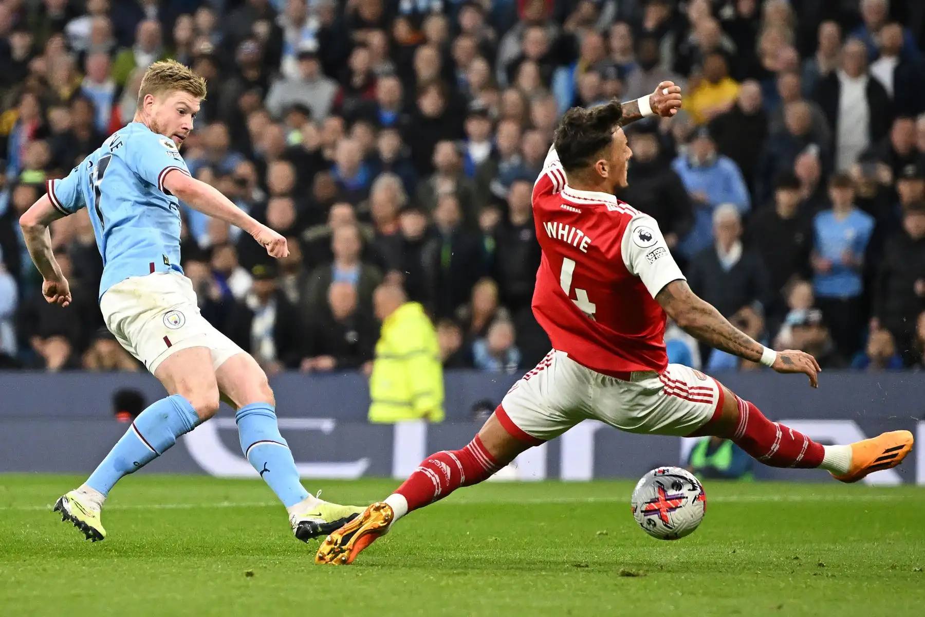 El defensor inglés del Arsenal, Ben White, defiende un disparo del mediocampista belga del Manchester City, Kevin De Bruyne, durante el partido de fútbol de la Premier League inglesa entre el Manchester City y el Arsenal. Foto: ANDINA/AFP