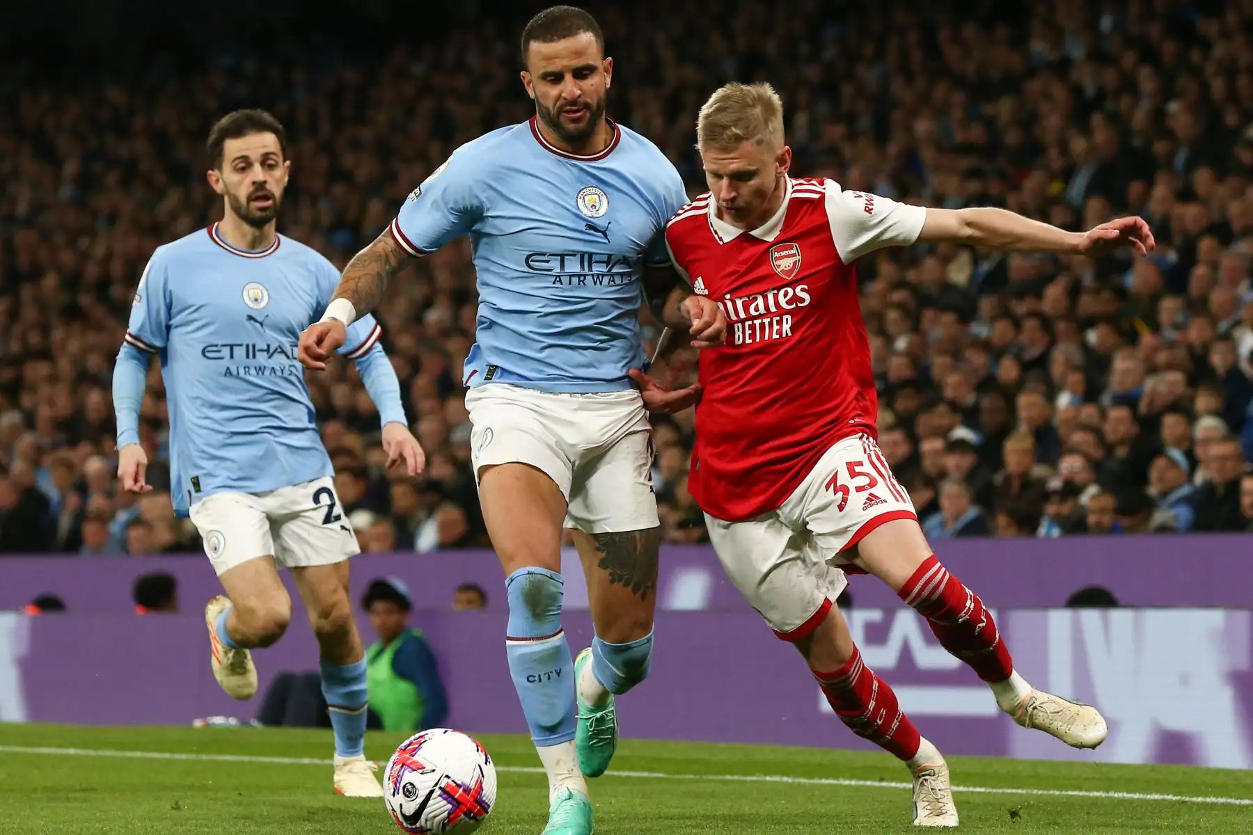 Kyle Walker del Manchester City y Oleksandr Zinchenko del Arsenal en acción durante el partido de fútbol de la Premier League inglesa entre el Manchester City y el Arsenal. Foto:ANDINA/EFE