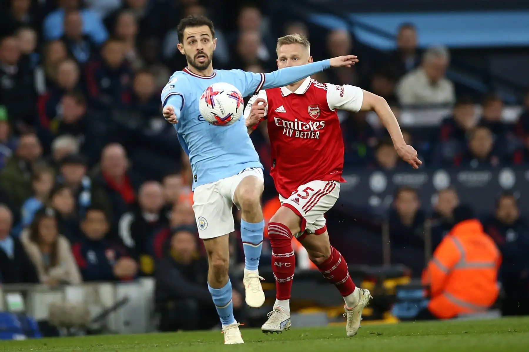 Bernardo Silva del Manchester City y Oleksandr Zinchenko del Arsenal en acción durante el partido de fútbol de la Premier League inglesa entre el Manchester City y el Arsenal. Foto: ANDINA/EFE