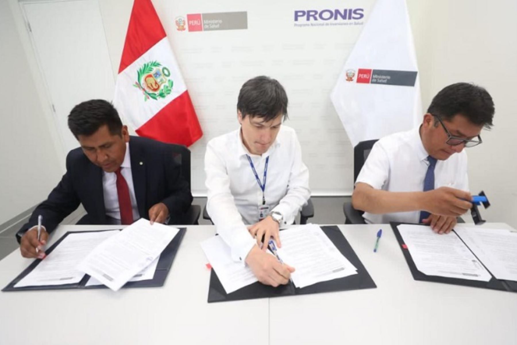 Firmaron el convenio el coordinador general del Pronis, Juan Hurtado Zamora; gobernador regional de Puno, Richard Hancco Soncco; y del alcalde provincial de Yunguyo, Fernando Coya Valdivia.