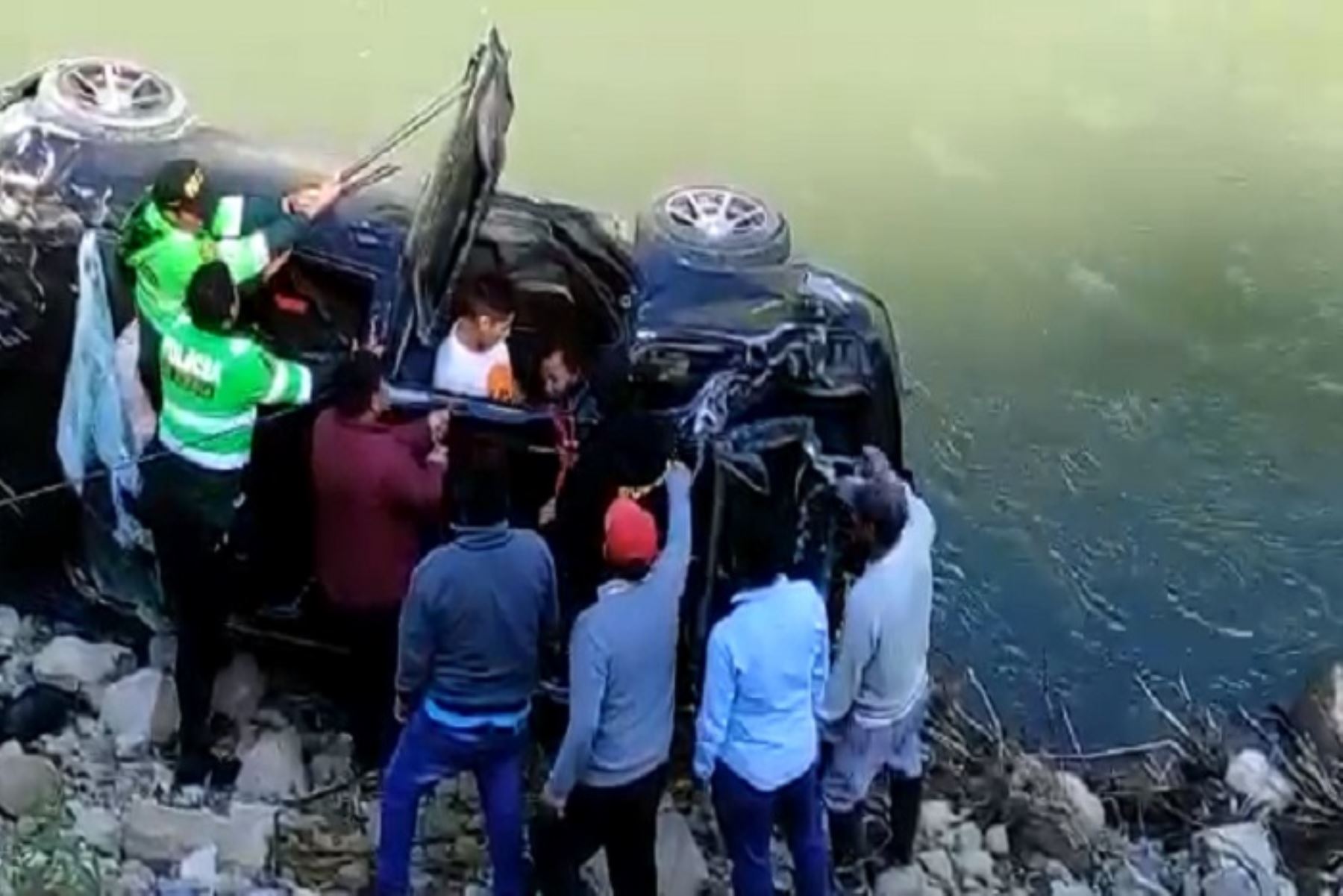 Huancavelica: Policía de franco rescata a tres personas de auto que volcó al río Mantaro