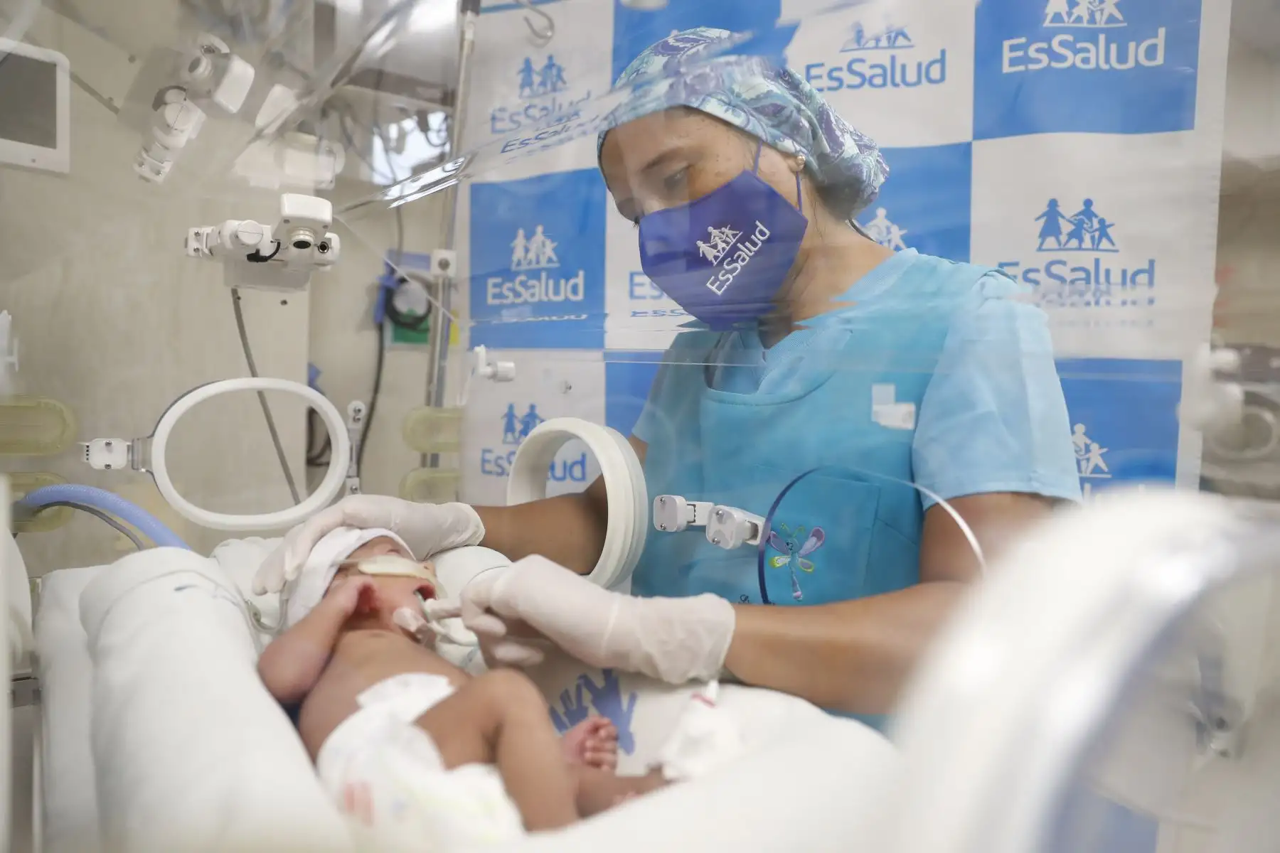 Nila Escudero se encarga de atender durante la noche y la madrugada a los bebés recién nacidos en la Unidad de Neonatología del Hospital Almenara. Foto: ANDINA/Daniel Bracamonte