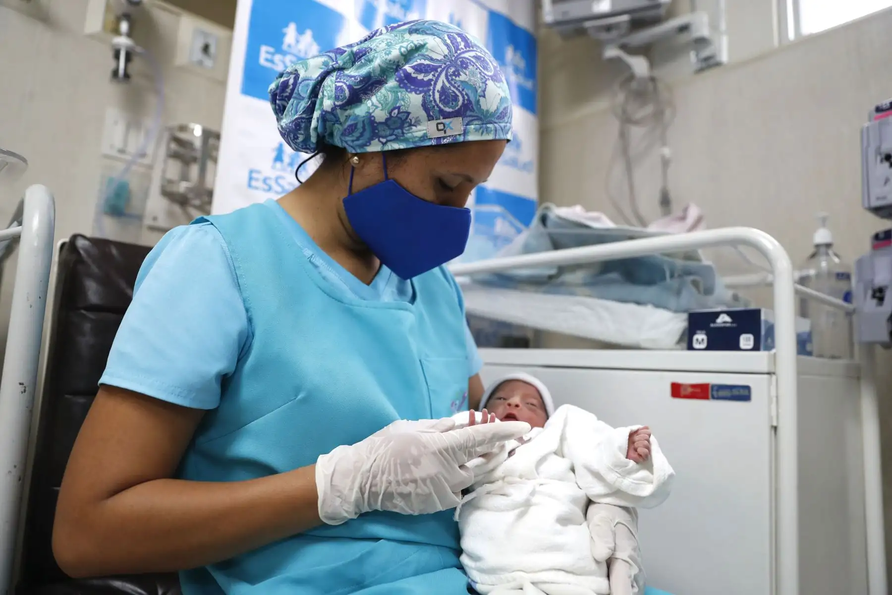 Nila Escudero se encarga de atender durante la noche y la madrugada a los bebés recién nacidos en la Unidad de Neonatología del Hospital Almenara. Foto: ANDINA/Daniel Bracamonte