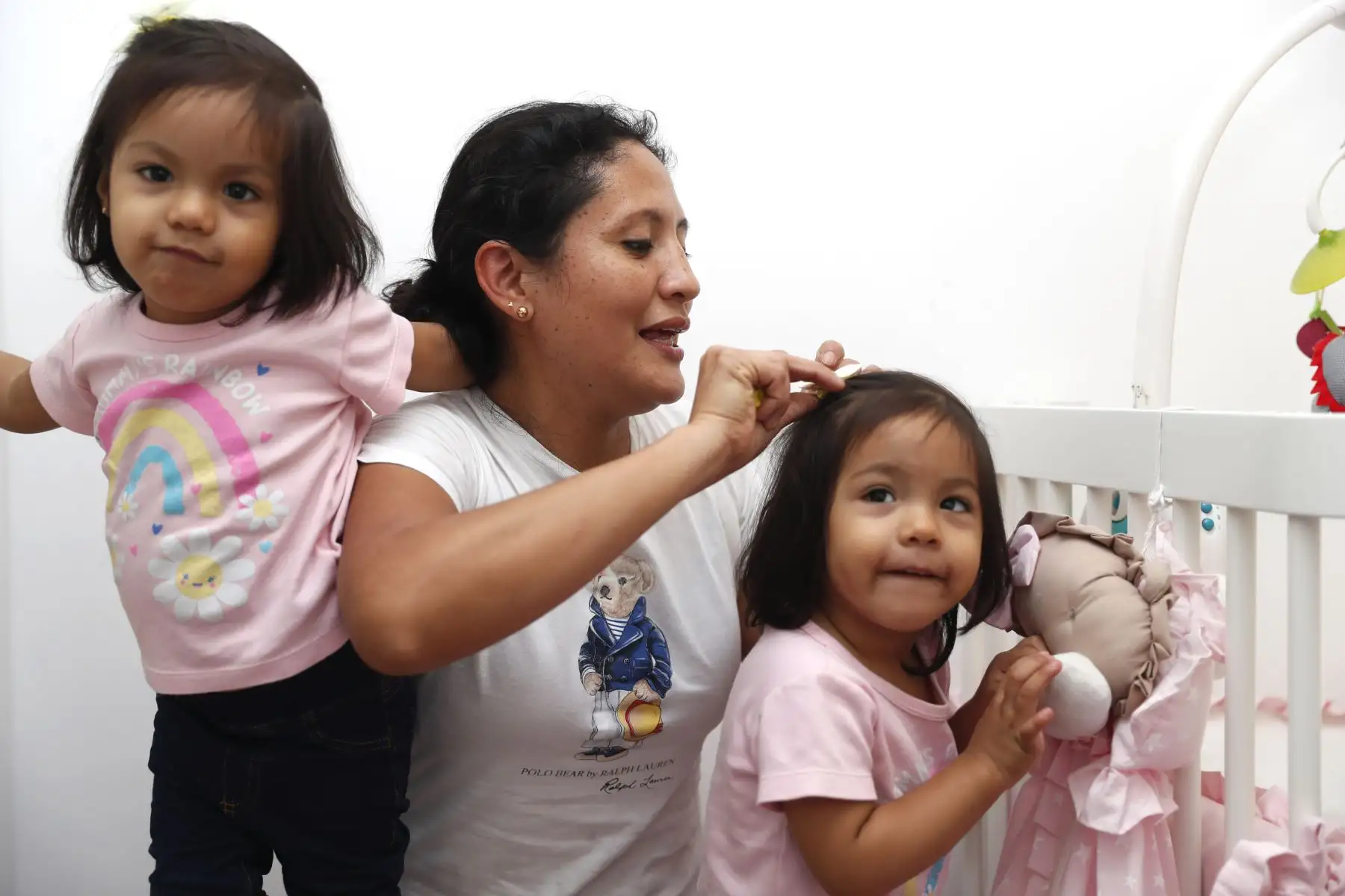 El momento más feliz del día para Nila Escudero ocurre bien temprano por las mañanas, cuando al terminar su turno de trabajo, vuelve a casa y es recibida efusivamente por sus hijas. Foto: ANDINA/Daniel Bracamonte