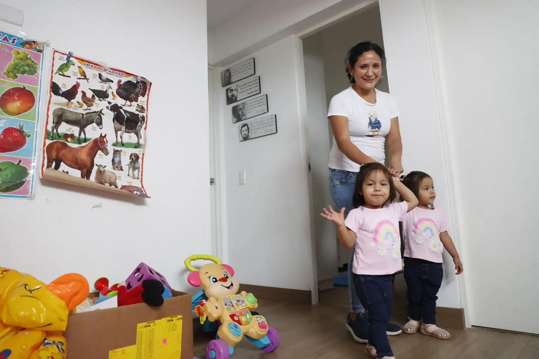 Al volver a casa, Nila Escudero empieza su faena como madre. Realiza diversas funciones como dar de comer a sus gemelas, alistarlas para llevarlas al colegio, y sacarlas de paseo, entre otras. Foto: ANDINA/Daniel Bracamonte