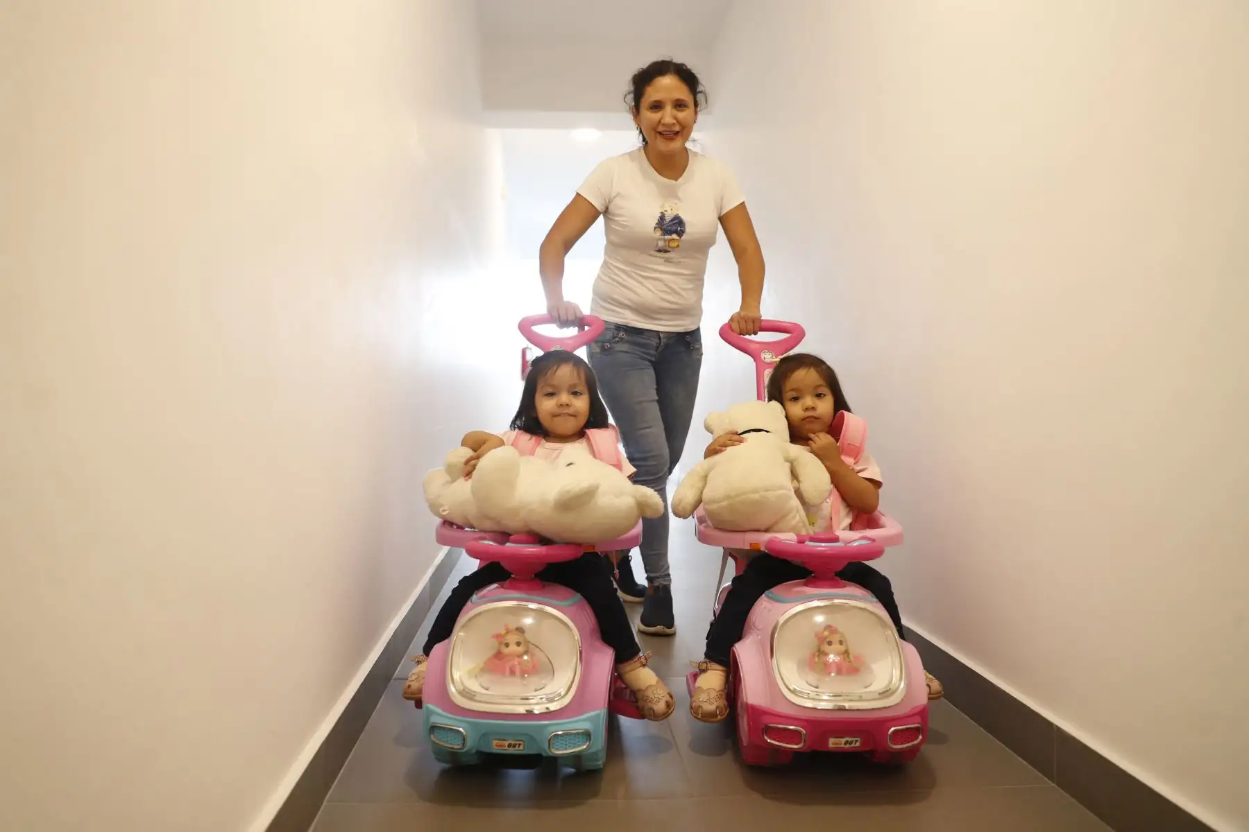 Al volver a casa, Nila Escudero empieza su faena como madre. Realiza diversas funciones como dar de comer a sus gemelas, alistarlas para llevarlas al colegio, y sacarlas de paseo, entre otras. Foto: ANDINA/Daniel Bracamonte