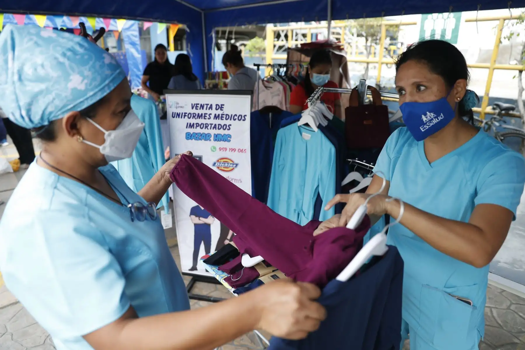 Además de su papel de madre y enfermera, Nila Escudero tiene un pequeño emprendimiento de venta de ropa para personal médico, entre otros accesorios. Foto: ANDINA/Daniel Bracamonte
