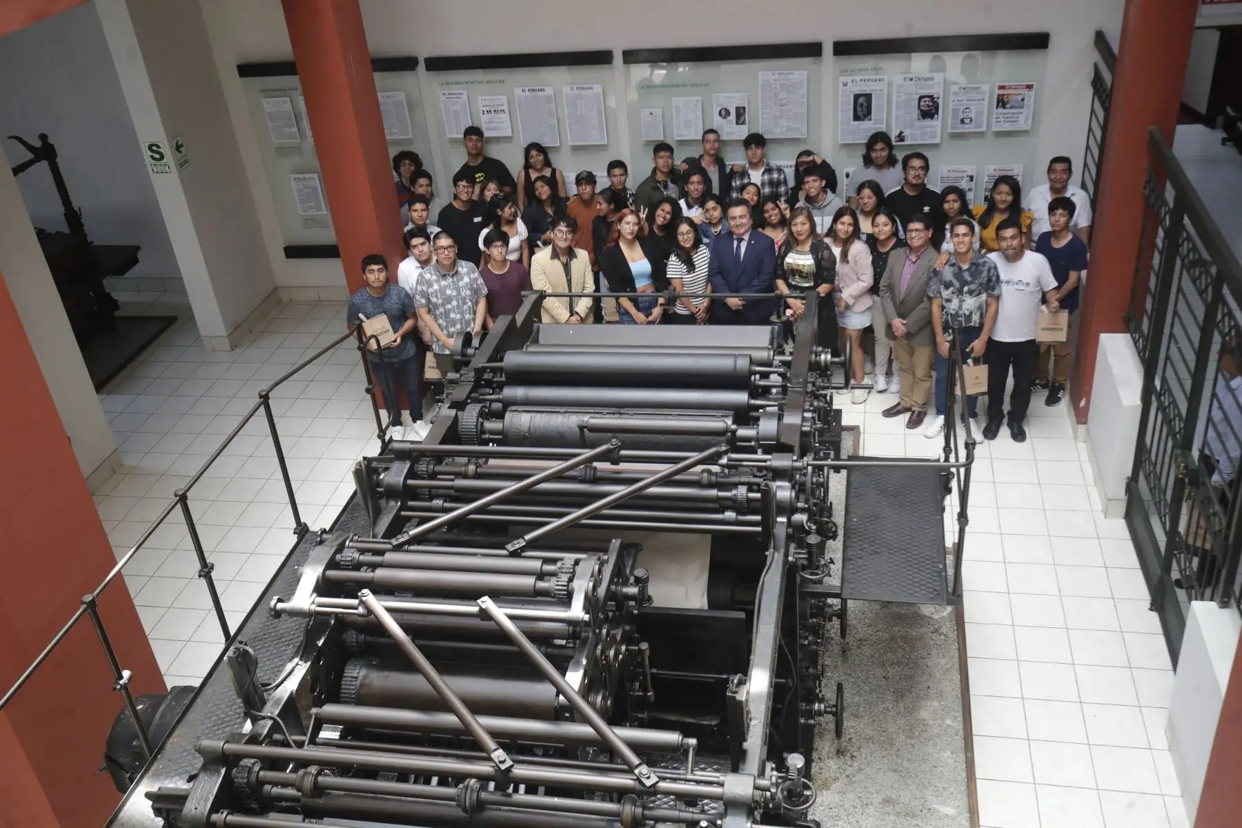 Estudiantes de la Universidad Jaime Bausate y Meza en el Museo Gráfico de Editora Perú. Foto: ANDINA/Juan Carlos Guzmán