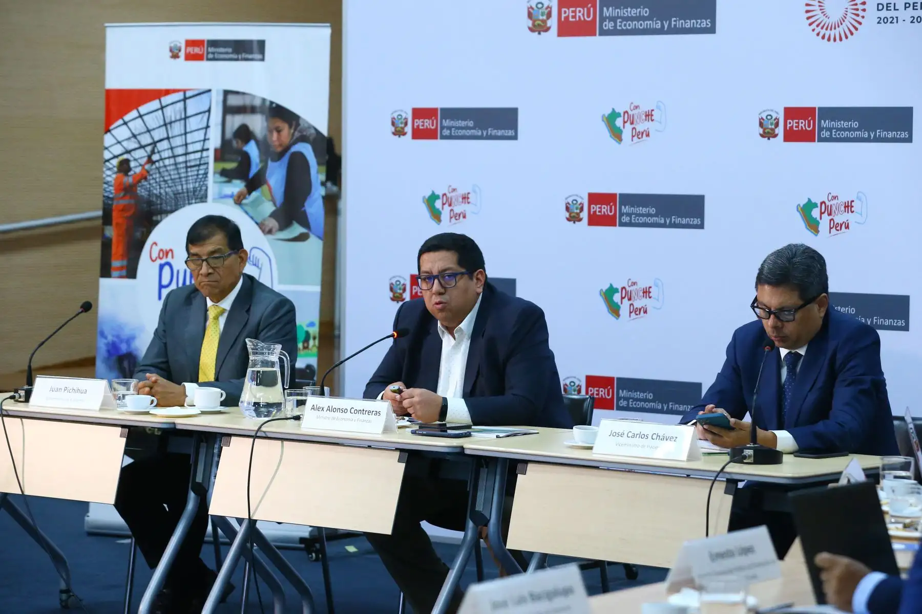 El ministro de Economía, Alex Contreras, junto a los viceministros de Economía y Hacienda, brindaron una conferencia de prensa para presentar el Informe de Actualización de Proyecciones Macroeconómicas - IAPM 2023-2026.
Foto: ANDINA/Eddy Ramos