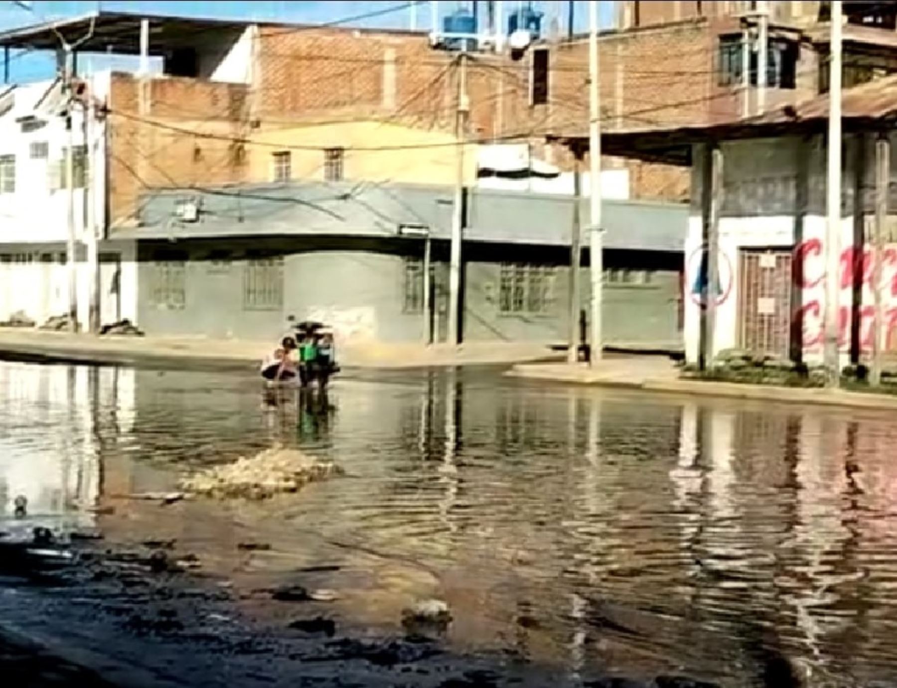 El río Tumbes se desbordó esta mañana e inunda calles y algunas viviendas en zona urbana de la ciudad de Tumbes. Foto: Milagros Rodríguez