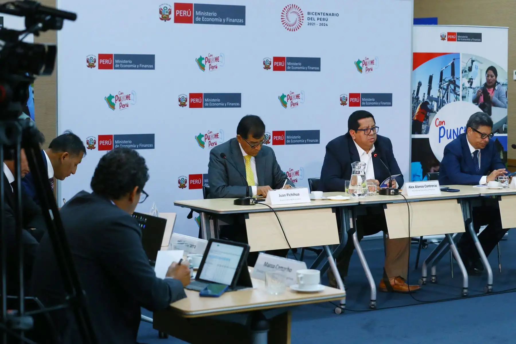 El ministro de Economía, Alex Contreras, junto a los viceministros de Economía y Hacienda, brindan conferencia de prensa para presentar el Informe de Actualización de Proyecciones Macroeconómicas - IAPM 2023-2026.
Foto: ANDINA/Eddy Ramos