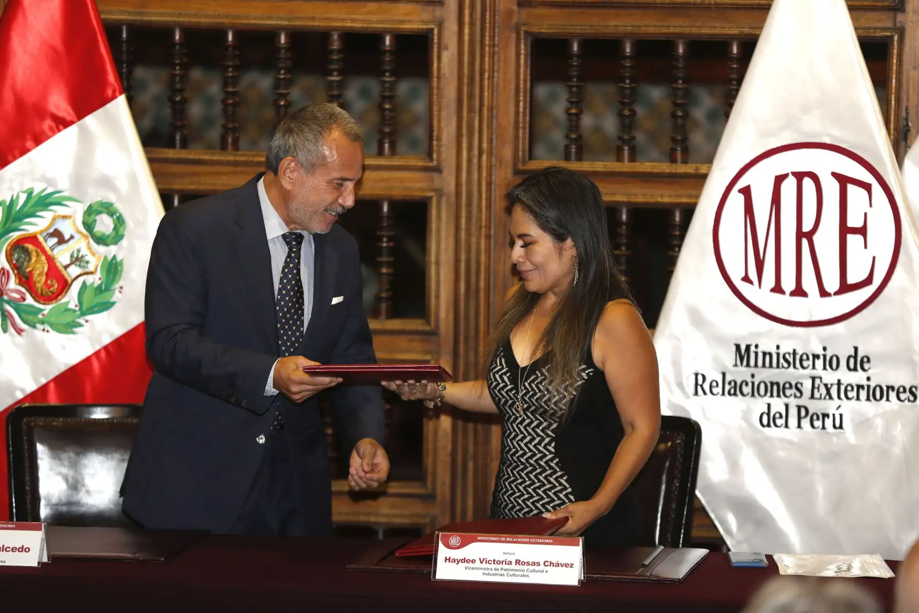 La presentación de estos bienes se realizó a través de una actividad oficial en el Palacio de Torre Tagle en el Centro de Lima. Suscribieron el acuerdo de la entrega de bienes Elmer Schialer, secretario general del Ministerio de Relaciones Exteriores, y Haydee Rosas, viceministra de Patrimonio Cultural e Industrias Culturales. Foto: ANDINA/Daniel Bracamonte La presentación de estos bienes se realizó a través de una actividad oficial en el Palacio de Torre Tagle en el Centro de Lima. Suscribieron el acuerdo de la entrega de bienes Elmer Schialer, secretario general del Ministerio de Relaciones Exteriores, y Haydee Rosas, viceministra de Patrimonio Cultural e Industrias Culturales. Foto: ANDINA/Daniel Bracamonte