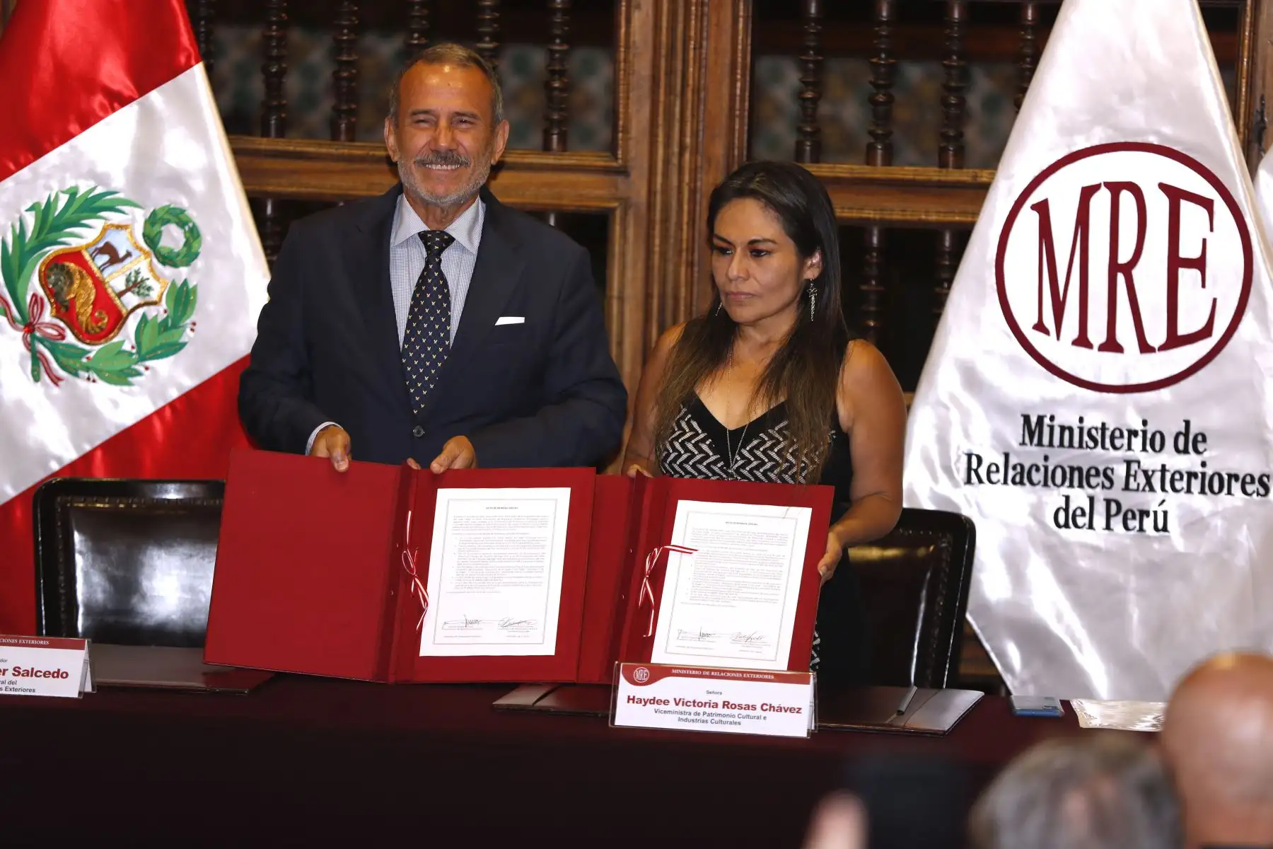 La presentación de estos bienes se realizó a través de una actividad oficial en el Palacio de Torre Tagle en el Centro de Lima. Suscribieron el acuerdo de la entrega de bienes Elmer Schialer, secretario general del Ministerio de Relaciones Exteriores, y Haydee Rosas, viceministra de Patrimonio Cultural e Industrias Culturales. 
Foto: ANDINA/Daniel Bracamonte La presentación de estos bienes se realizó a través de una actividad oficial en el Palacio de Torre Tagle en el Centro de Lima. Suscribieron el acuerdo de la entrega de bienes Elmer Schialer, secretario general del Ministerio de Relaciones Exteriores, y Haydee Rosas, viceministra de Patrimonio Cultural e Industrias Culturales. 
Foto: ANDINA/Daniel Bracamonte