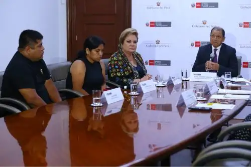 Ministro de Justicia, Daniel Maurate, se reunió con padres de la joven victima de feminicidio, Katherine Gómez, doña Cinthia Vásquez y don José Gómez, a quienes le informó lo que hace su portafolio para acelerar la extradición del feminicida, Sergio Tarache. ANDINA/Eddy Ramos