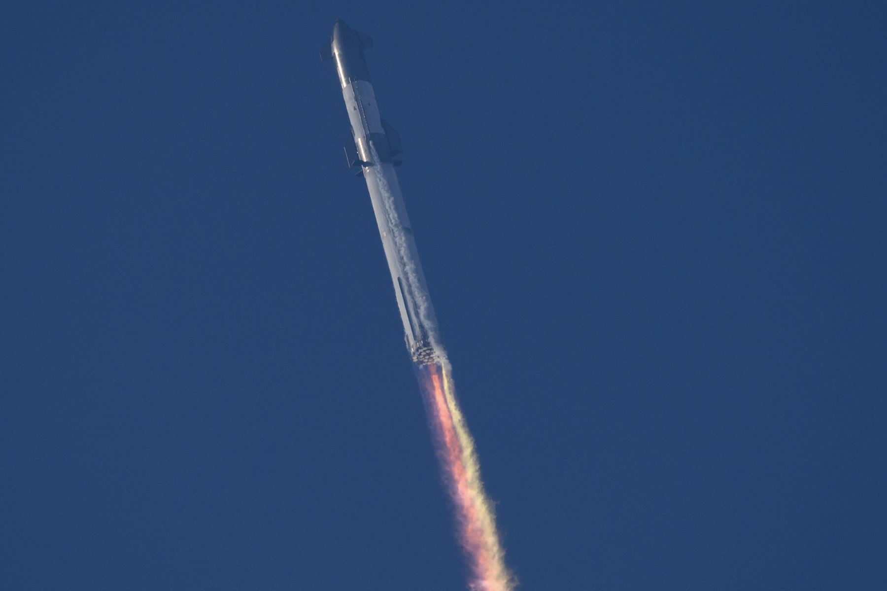 El SpaceX Starship despegó de la plataforma de lanzamiento durante una prueba de vuelo desde Starbase en Boca Chica, Texas, el 20 de abril del 2023. Foto: AFP
