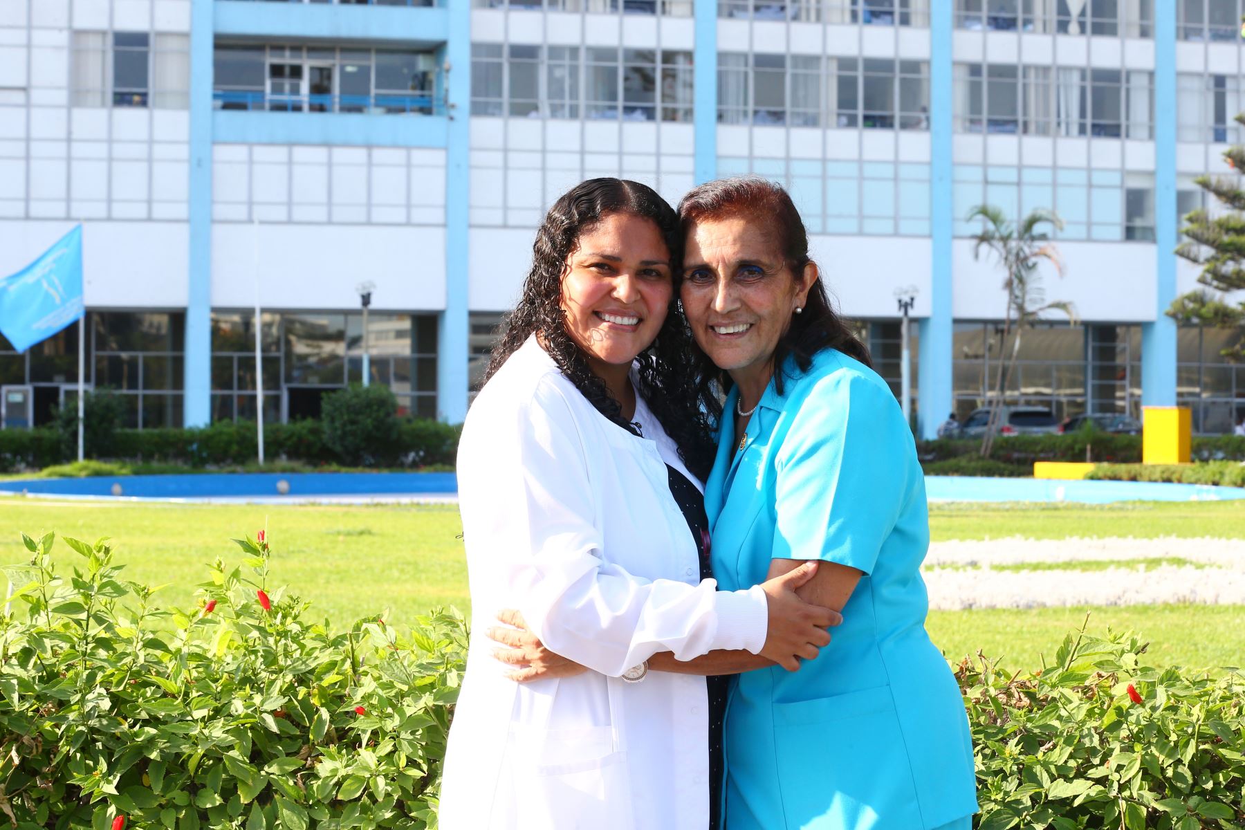 Nelly Loayza y Joahnna Gomez, madre e hija, respectivamente, trabajan en el hospital nacional Edgardo Rebagliati de EsSalud. Foto: ANDINA/Eddy Ramos