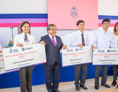 El gobernador regional Ciro Castillo Rojo Salas destacó el esfuerzo de aquellos alumnos que lograron alcanzar una beca, en su gran mayoría residentes en Ventanilla. Foto: Difusión