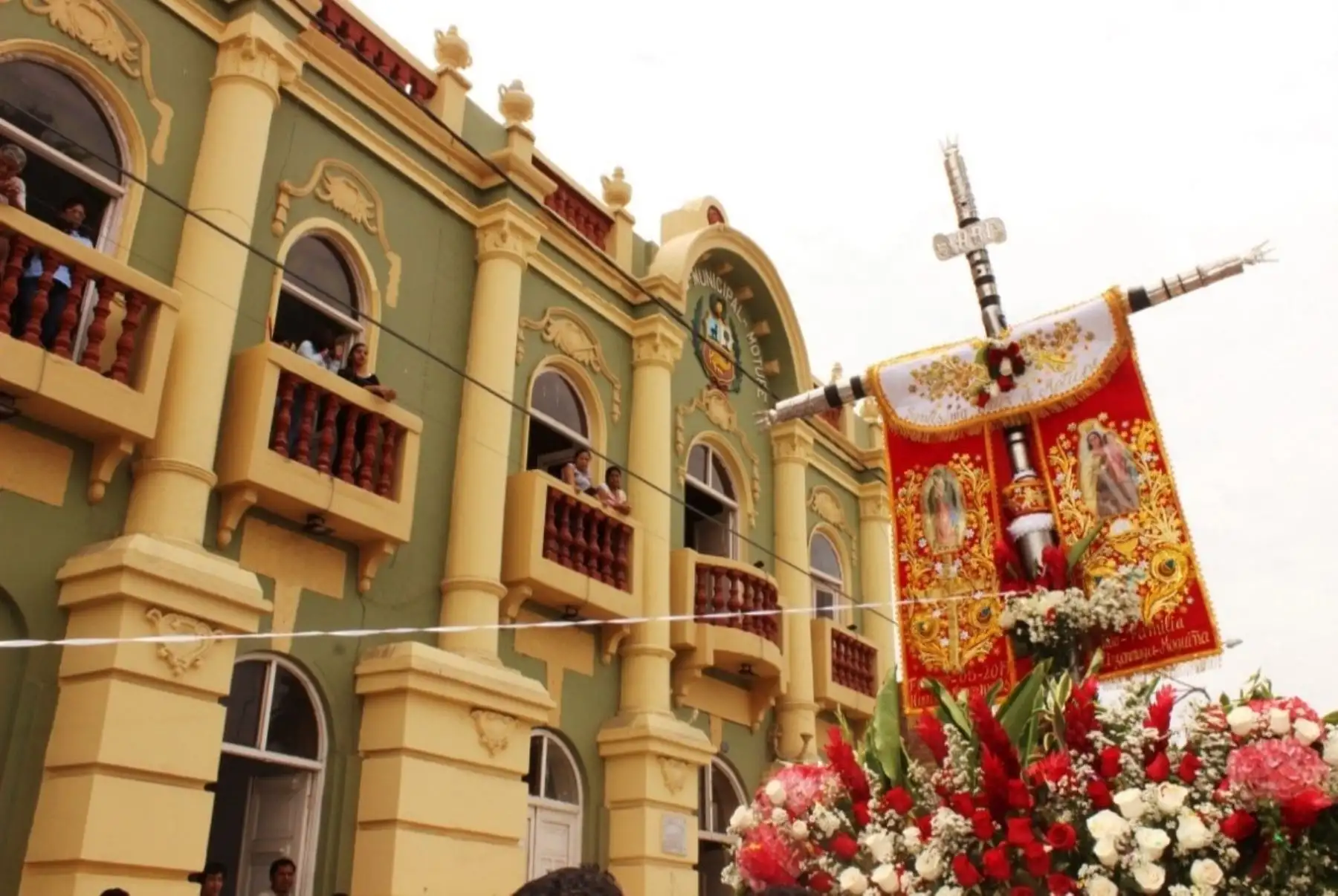 La Festividad de la Cruz de Chalpón en Motupe atrae a miles de personas que se congregan en su gruta y fomentan el turismo religioso en la zona.