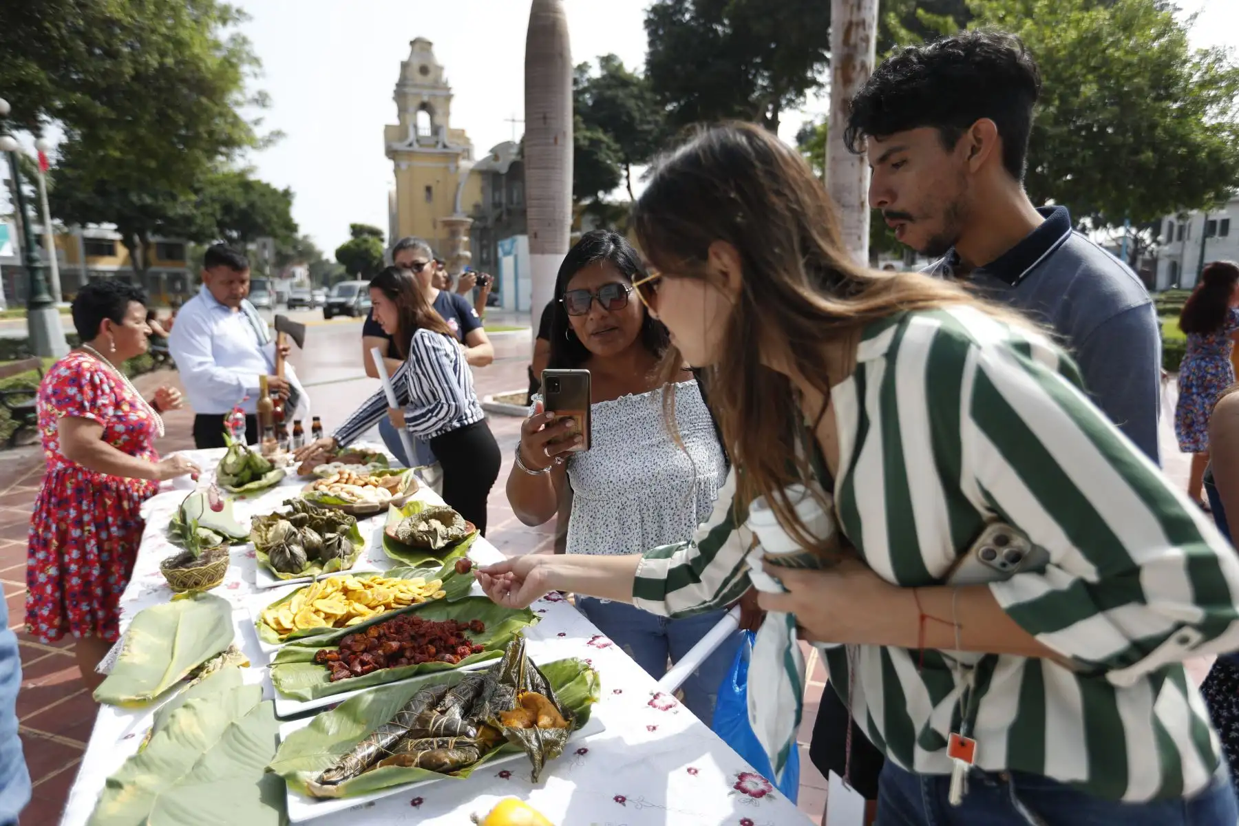 Se presentaron platos típicos de la gastronomía de Moyobamba como el juane, la cecina, el tamal amazónico, los plátanos fritos y también licores típicos como el siete raíces y el coctel de café. Foto: ANDINA/Daniel Bracamonte