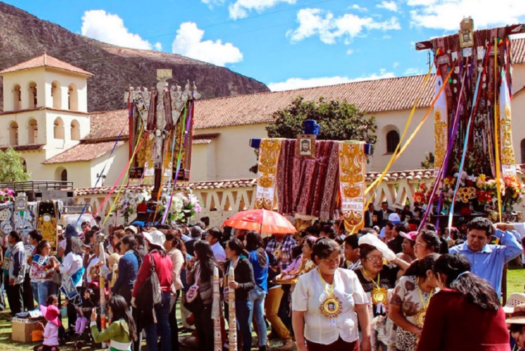 Celebrada con tradiciones y costumbres rebosantes de fervor cristiano y sincretismo cultural andino-católico, la Fiesta de las Cruces o Cruz de Mayo se manifiesta cada 3 de mayo en varias provincias y regiones, siendo una de las más importantes celebraciones del calendario festivo regional peruano.