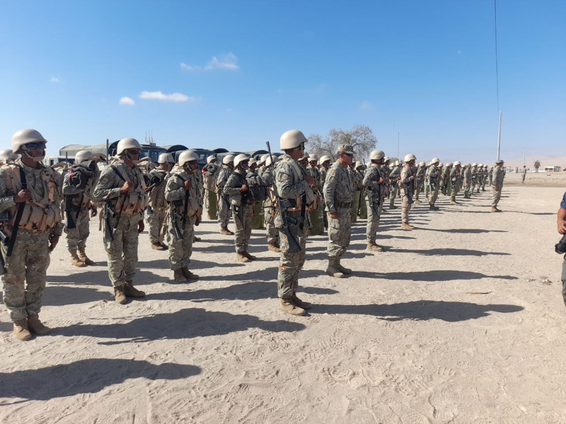 Las Fuerzas Armadas se desplegaron esta tarde en la línea de frontera Perú y Chile y establecerán 12 puestos de vigilancia para evitar el ingreso ilegal de migrantes. Foto: Yudith Aguilar.
