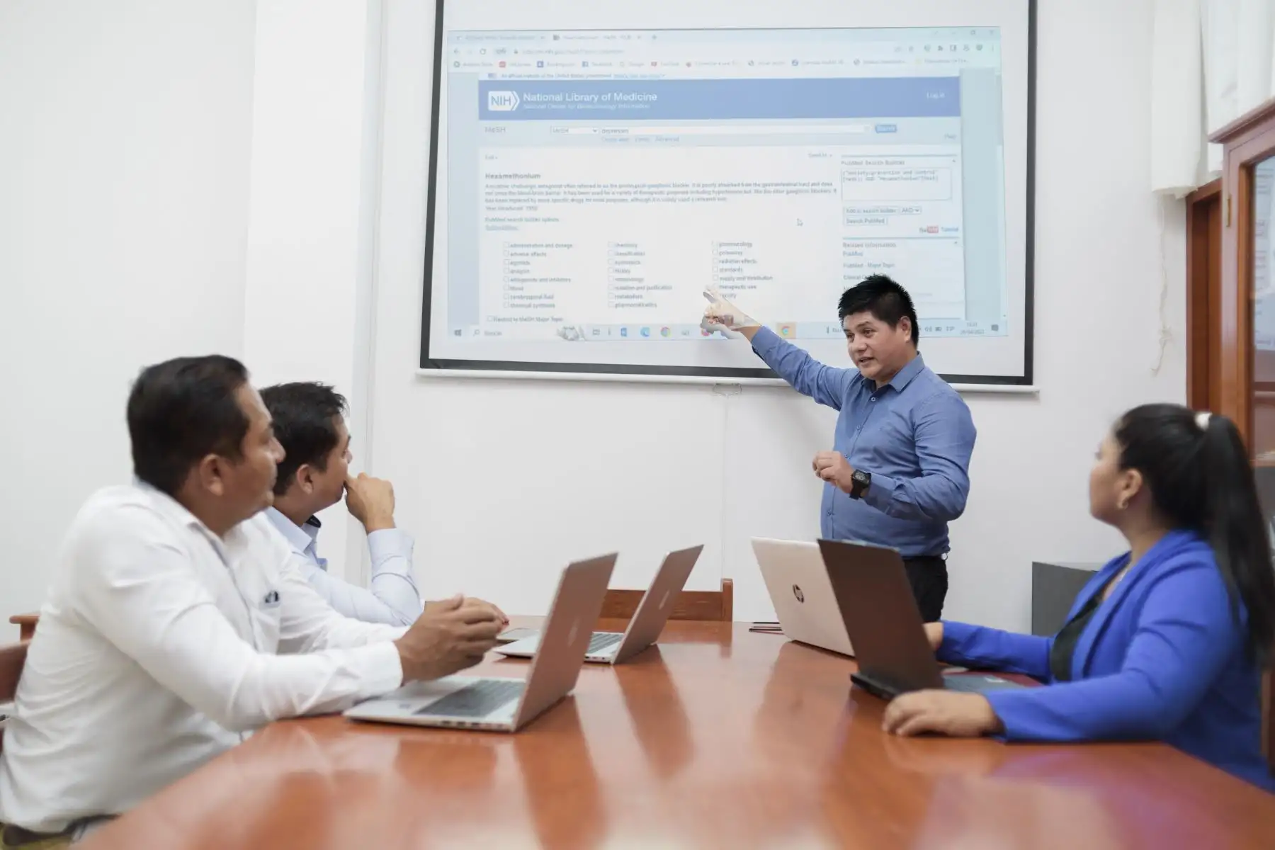 Gracias a un estudio comparativo que realizó Miguel Saavedra López, entre universitarios de España y Perú, encontró que, contra todo lo que se cree, los universitarios peruanos tienen una actitud positiva ante las investigaciones, a pesar de los temores que manifiestan. ANDINA/ UNAT.