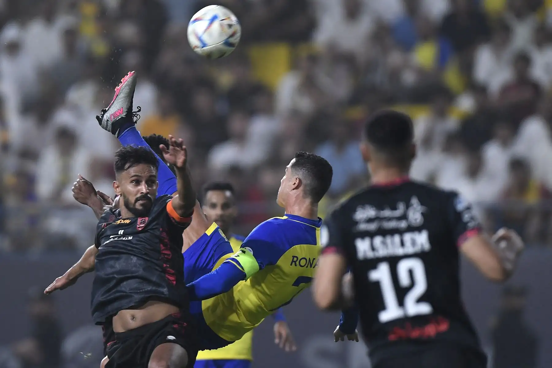 El delantero portugués de Nassr, Cristiano Ronaldo, intenta un tiro durante el partido de fútbol de la Saudi Pro League entre Al-Nassr y Al-Raed en el al-Awwal Park Stadium en la capital saudí, Riad, el 28 de abril de 2023.
Foto: AFP