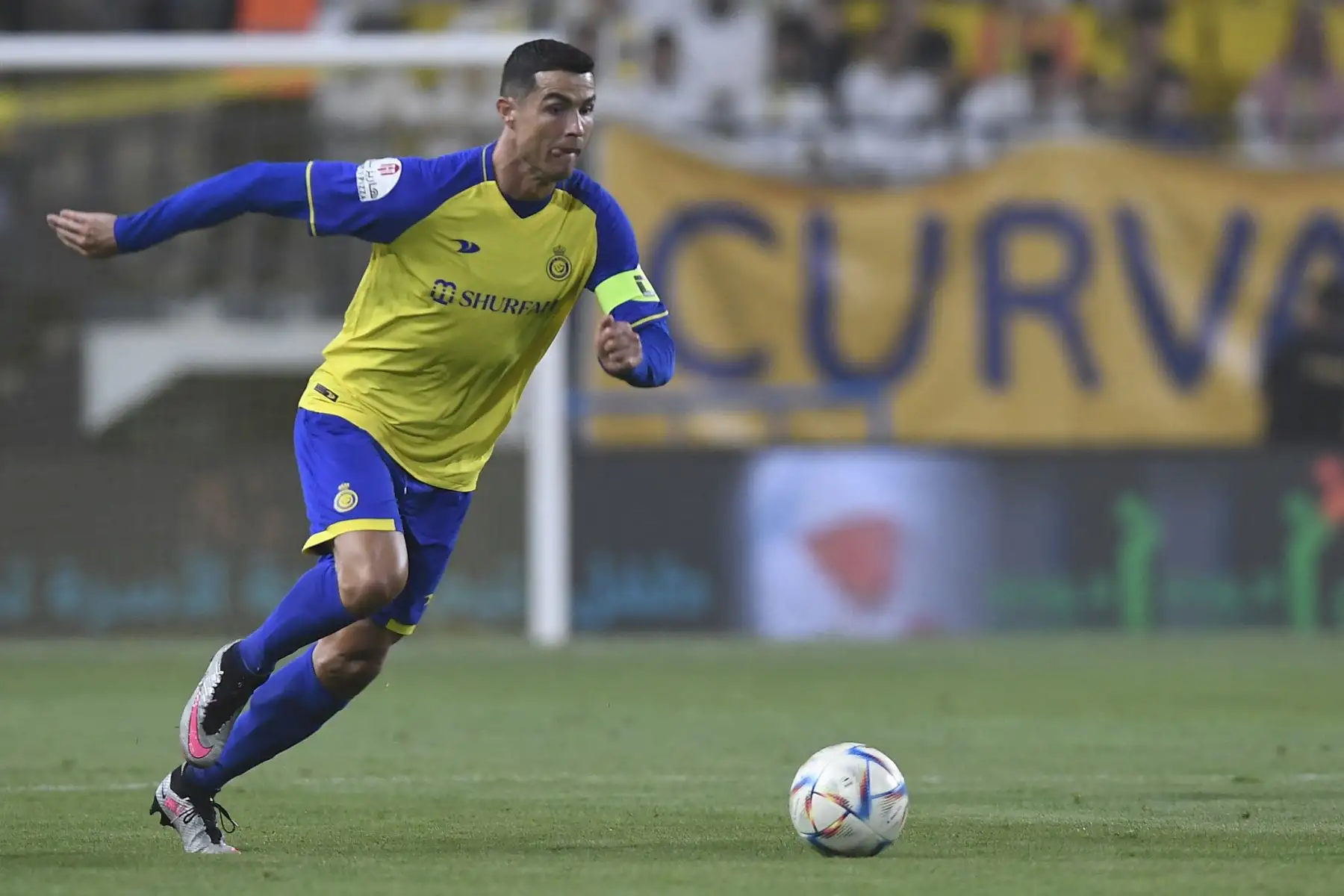 El delantero portugués de Nassr, Cristiano Ronaldo, corre con el balón durante el partido de fútbol de la Saudi Pro League entre Al-Nassr y Al-Raed en el al-Awwal Park Stadium en la capital saudí, Riad, el 28 de abril de 2023.
Foto: AFP