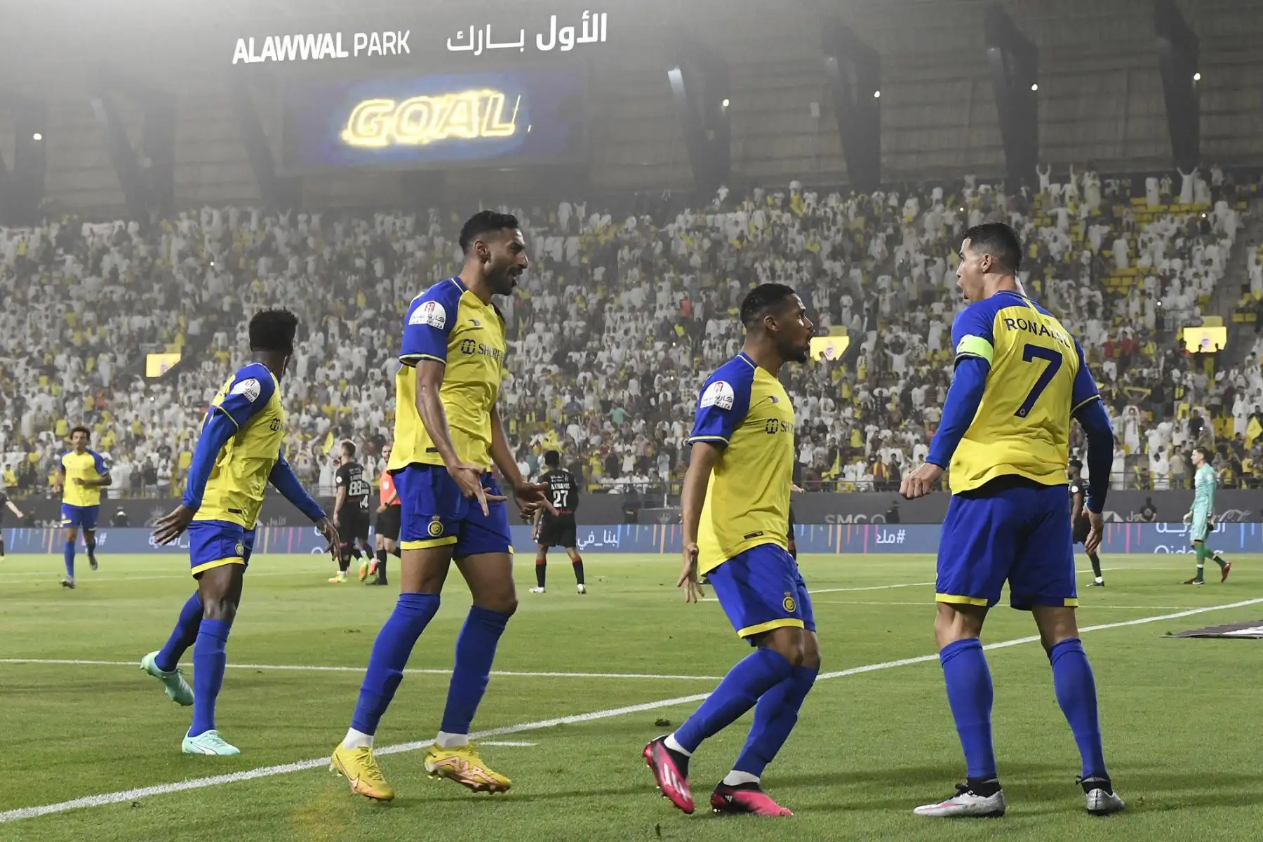 El delantero portugués de Nassr, Cristiano Ronaldo, celebra marcar el primer gol de su equipo durante el partido de fútbol de la Saudi Pro League entre Al-Nassr y Al-Raed en el al-Awwal Park Stadium en la capital saudí, Riad, el 28 de abril de 2023.
Foto: AFP