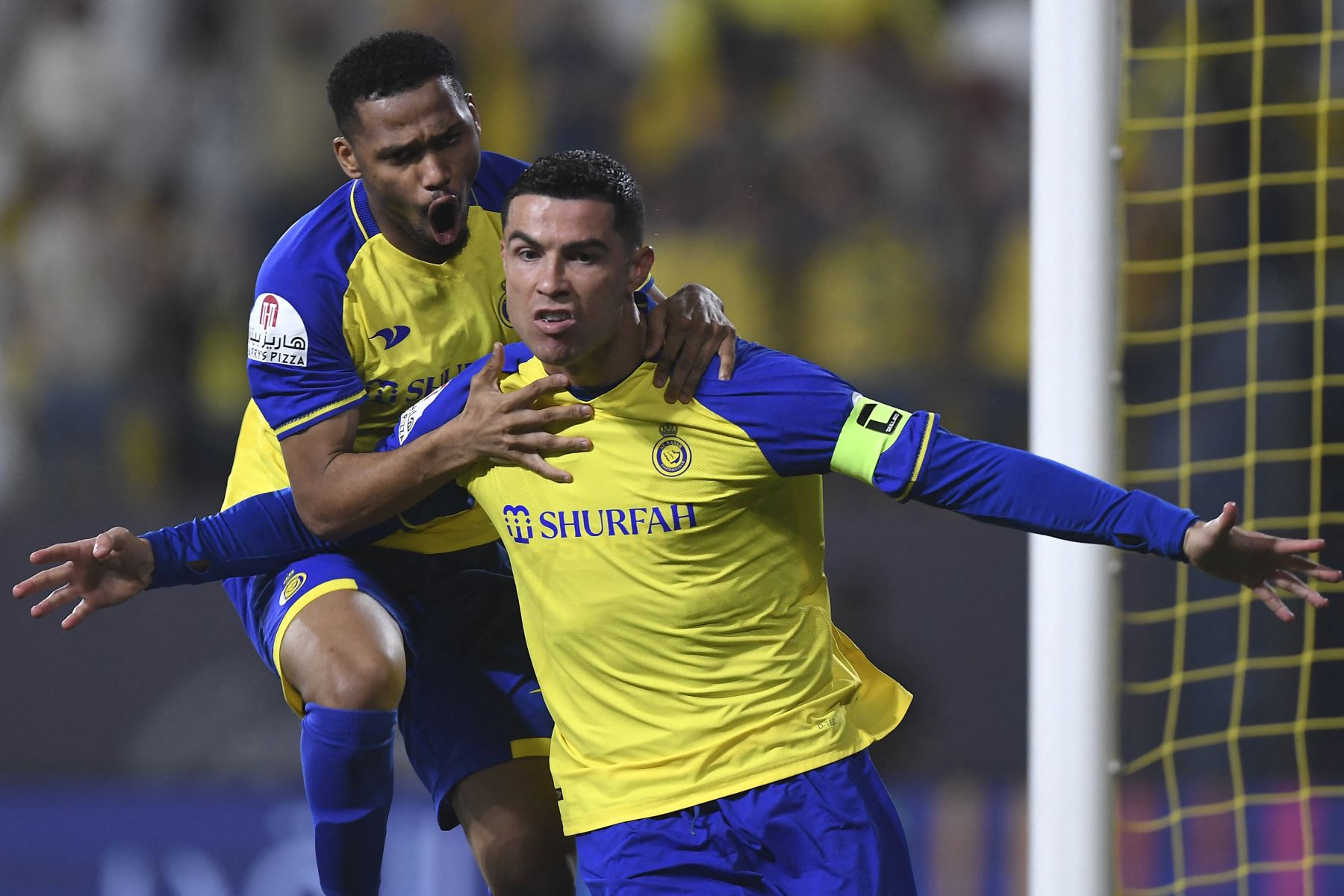 El delantero portugués de Nassr, Cristiano Ronaldo, celebra marcar el primer gol de su equipo durante el partido de fútbol de la Saudi Pro League entre Al-Nassr y Al-Raed en el al-Awwal Park Stadium en la capital saudí, Riad, el 28 de abril de 2023.
Foto: AFP